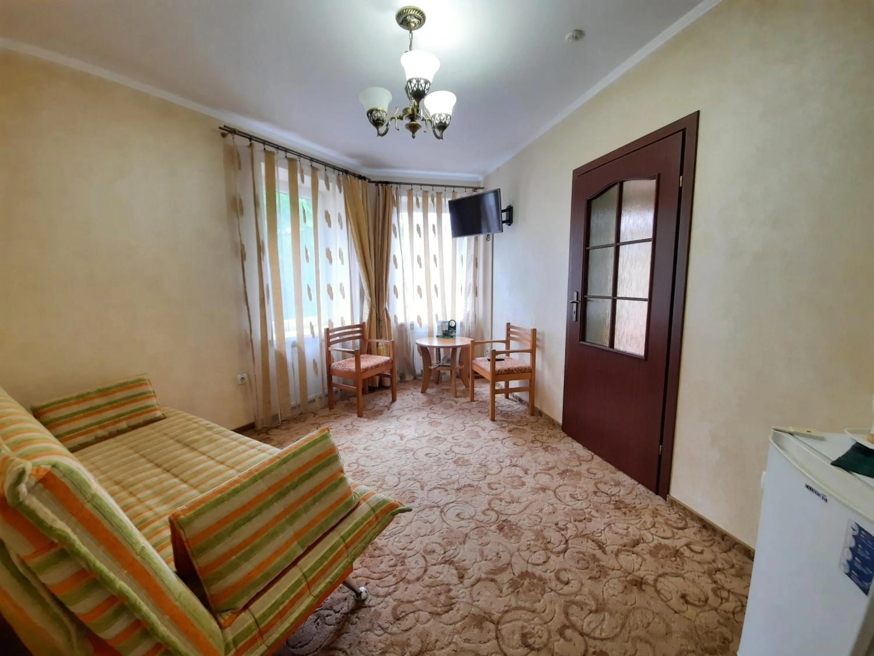 Photo of the whole room in Tsvit Paporoti
