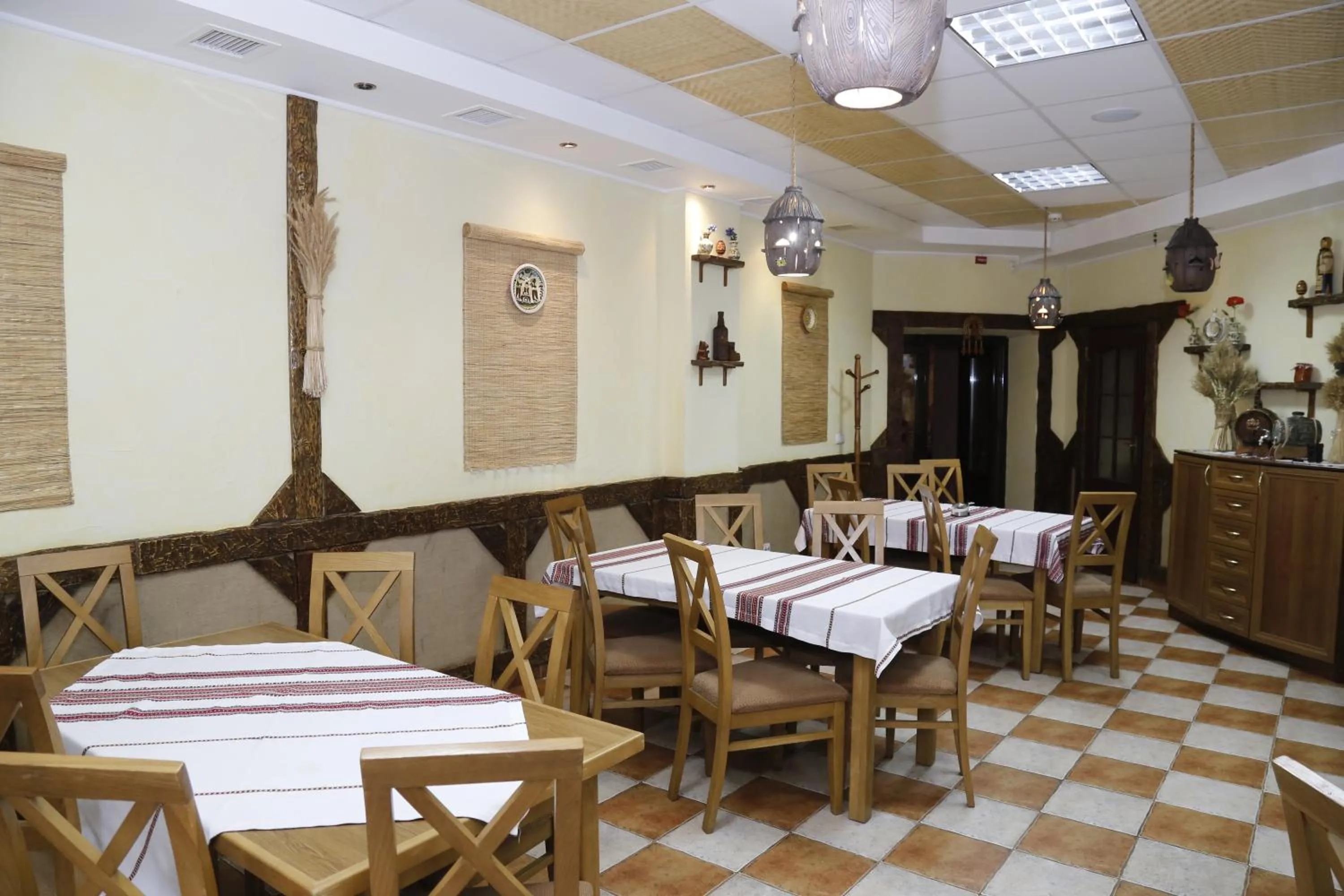 Restaurant/places to eat in Tsvit Paporoti