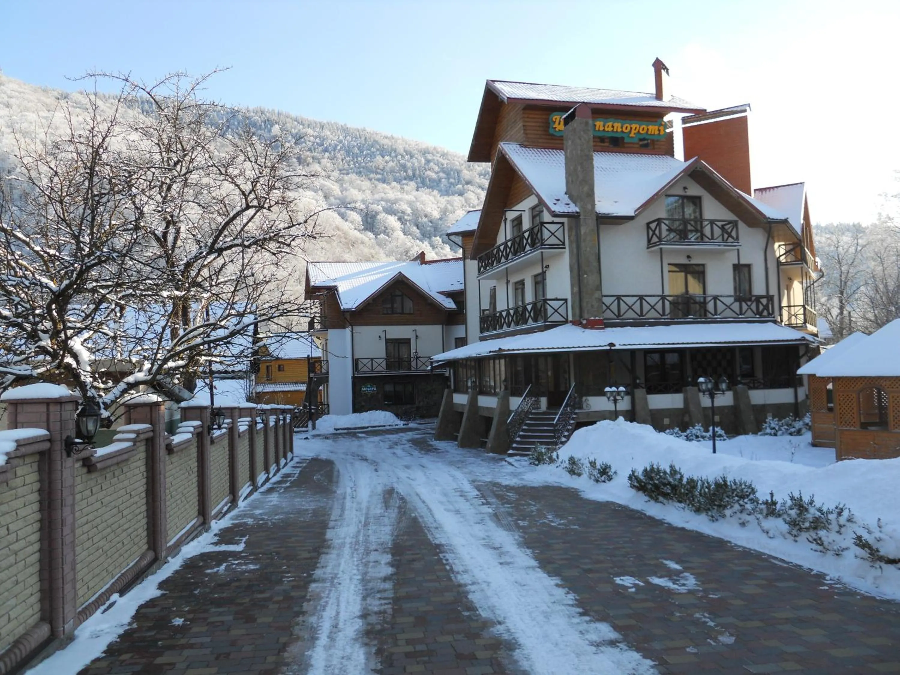 Facade/entrance in Tsvit Paporoti