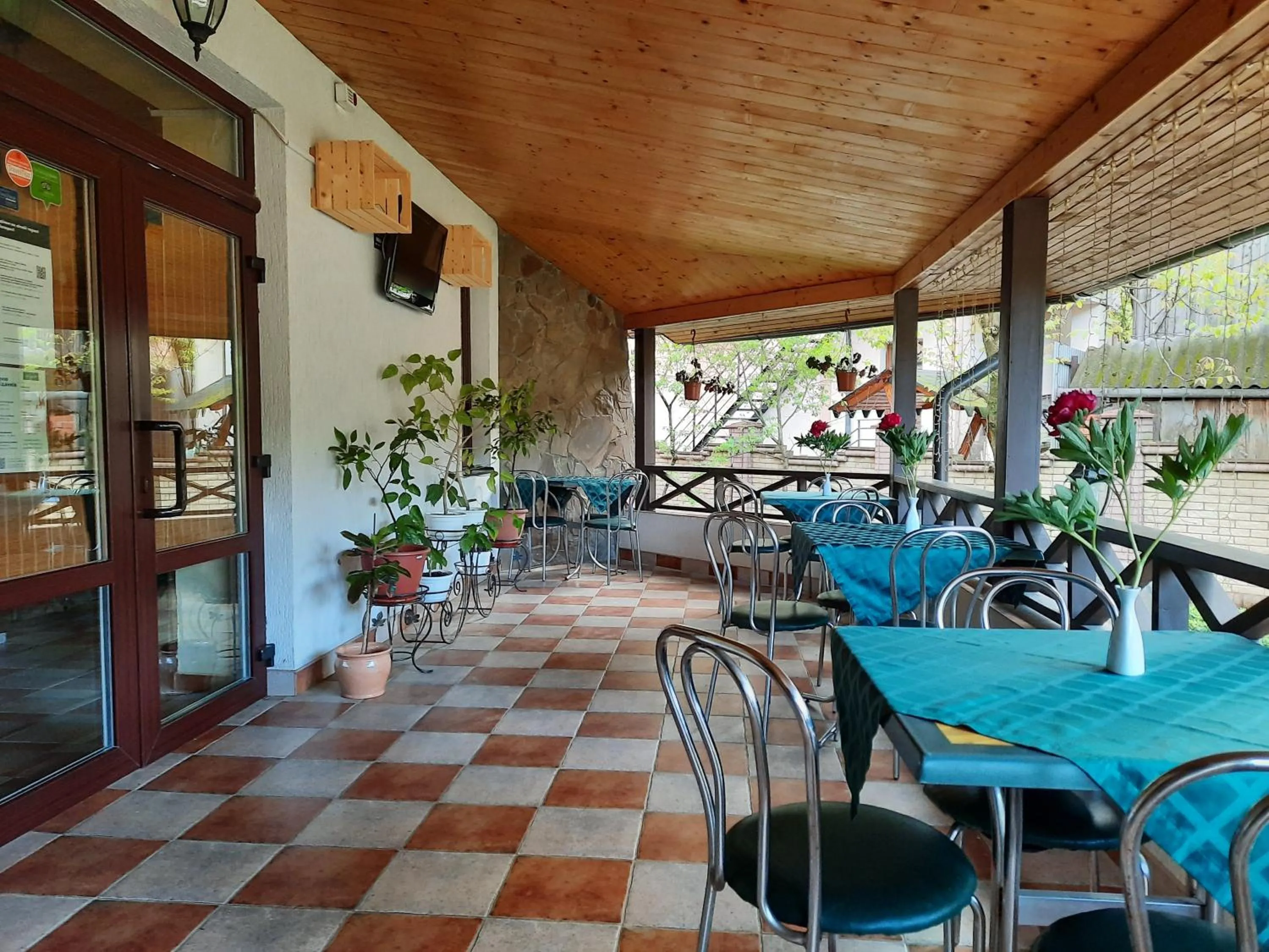 Restaurant/places to eat in Tsvit Paporoti