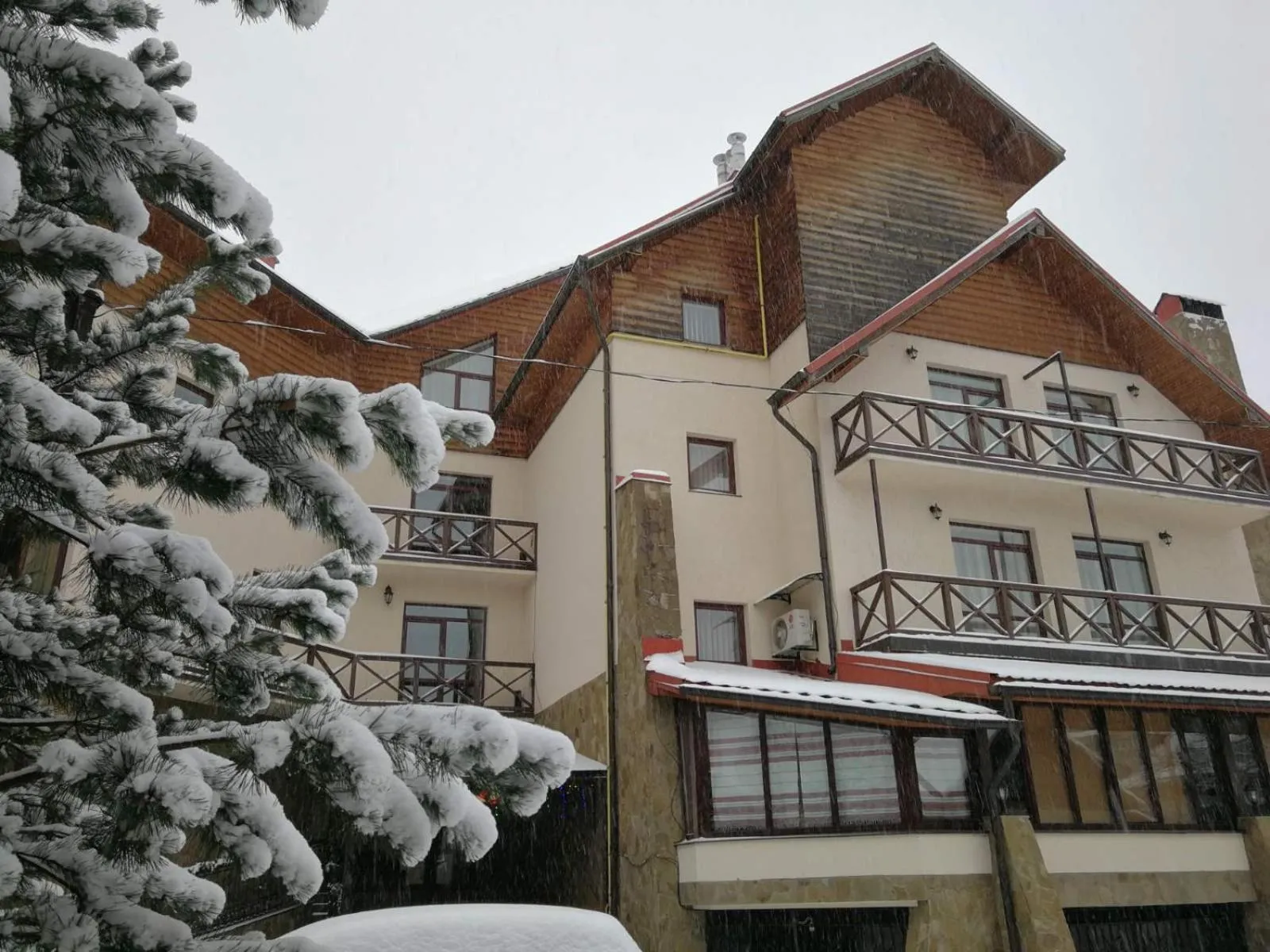 Property building in Tsvit Paporoti