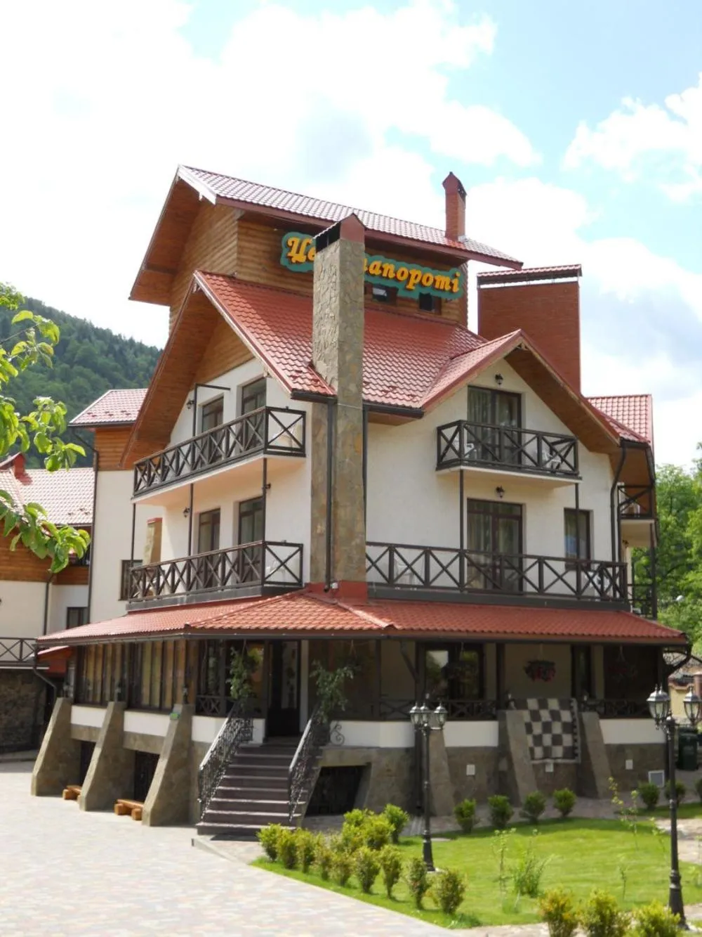 Facade/entrance in Tsvit Paporoti