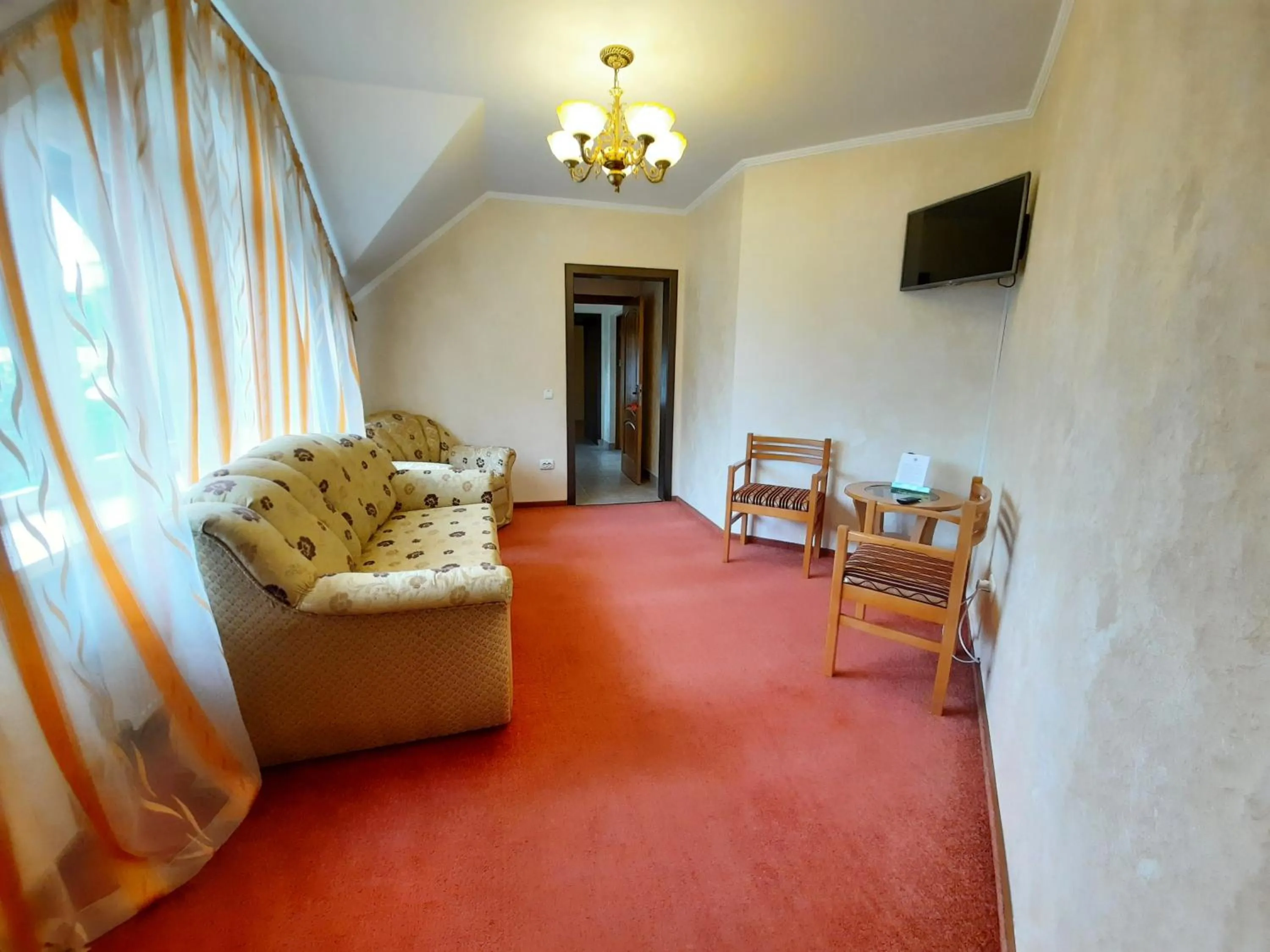 Photo of the whole room in Tsvit Paporoti