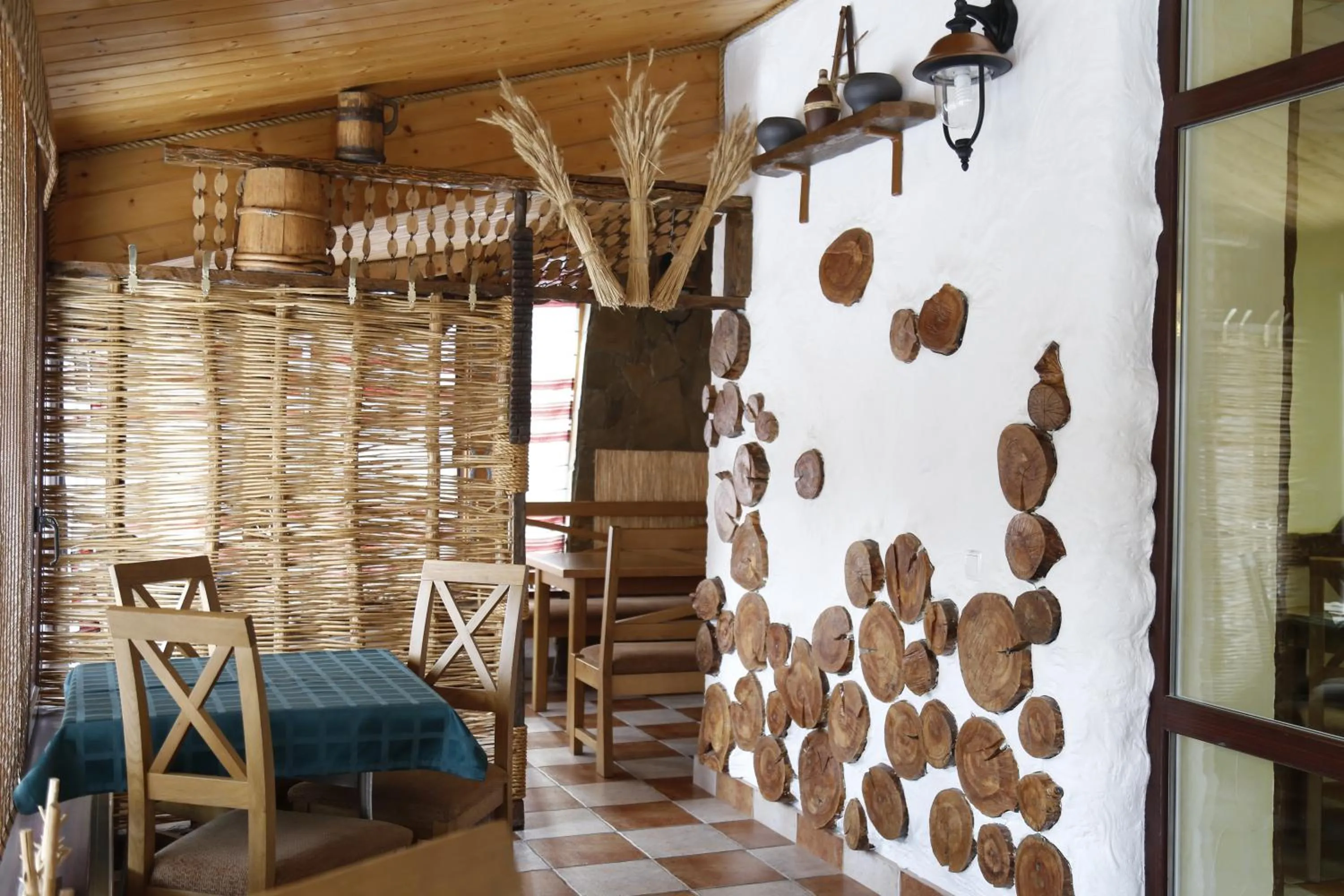 Restaurant/places to eat in Tsvit Paporoti