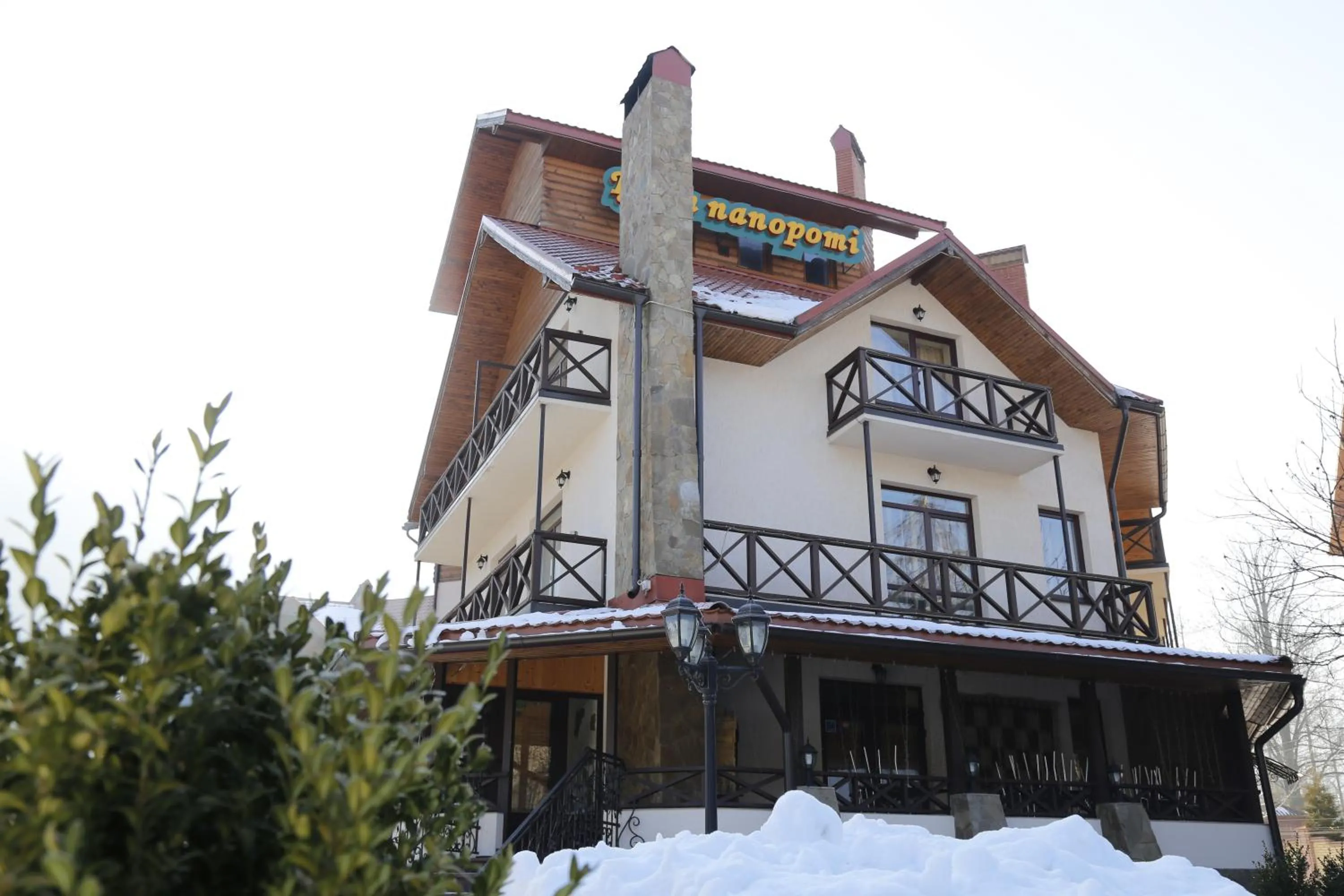 Facade/entrance in Tsvit Paporoti