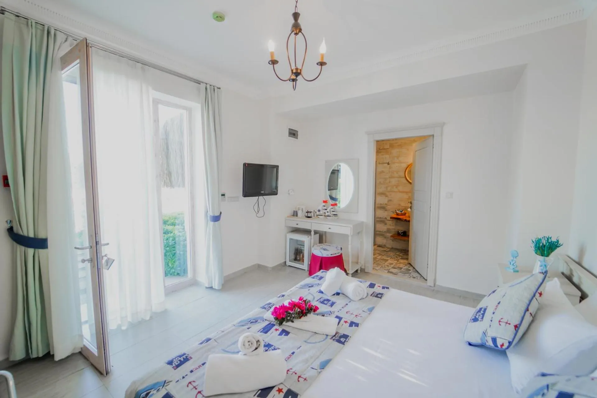 Photo of the whole room, Bed in Alacati Marina Palace