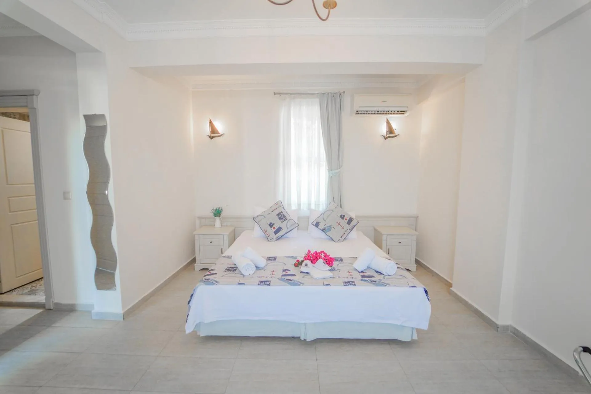 Photo of the whole room, Bed in Alacati Marina Palace