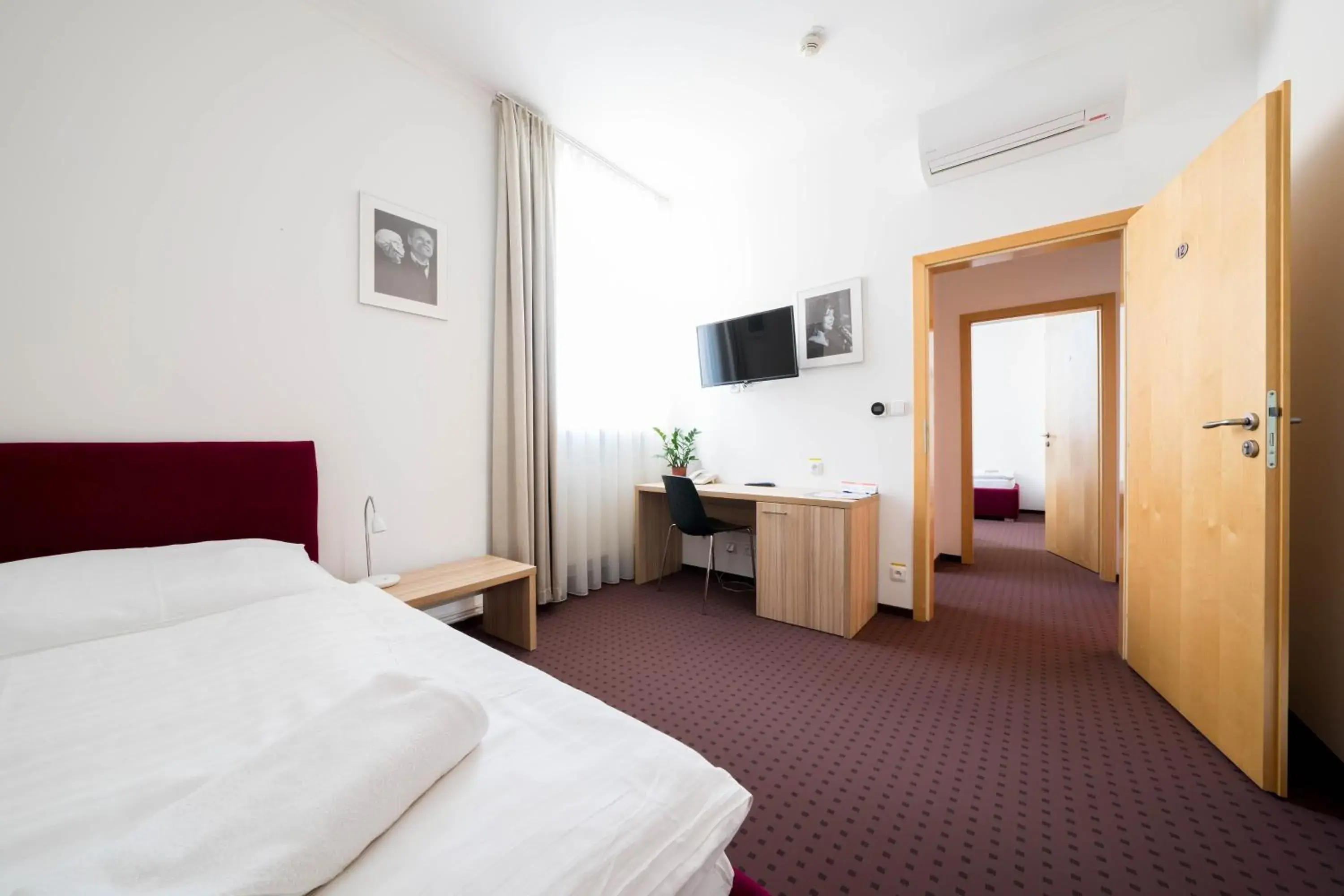 Single Room with Shared Bathroom in Mini Hotel Akord Single Room with Shared Bathroom in Mini Hotel Akord