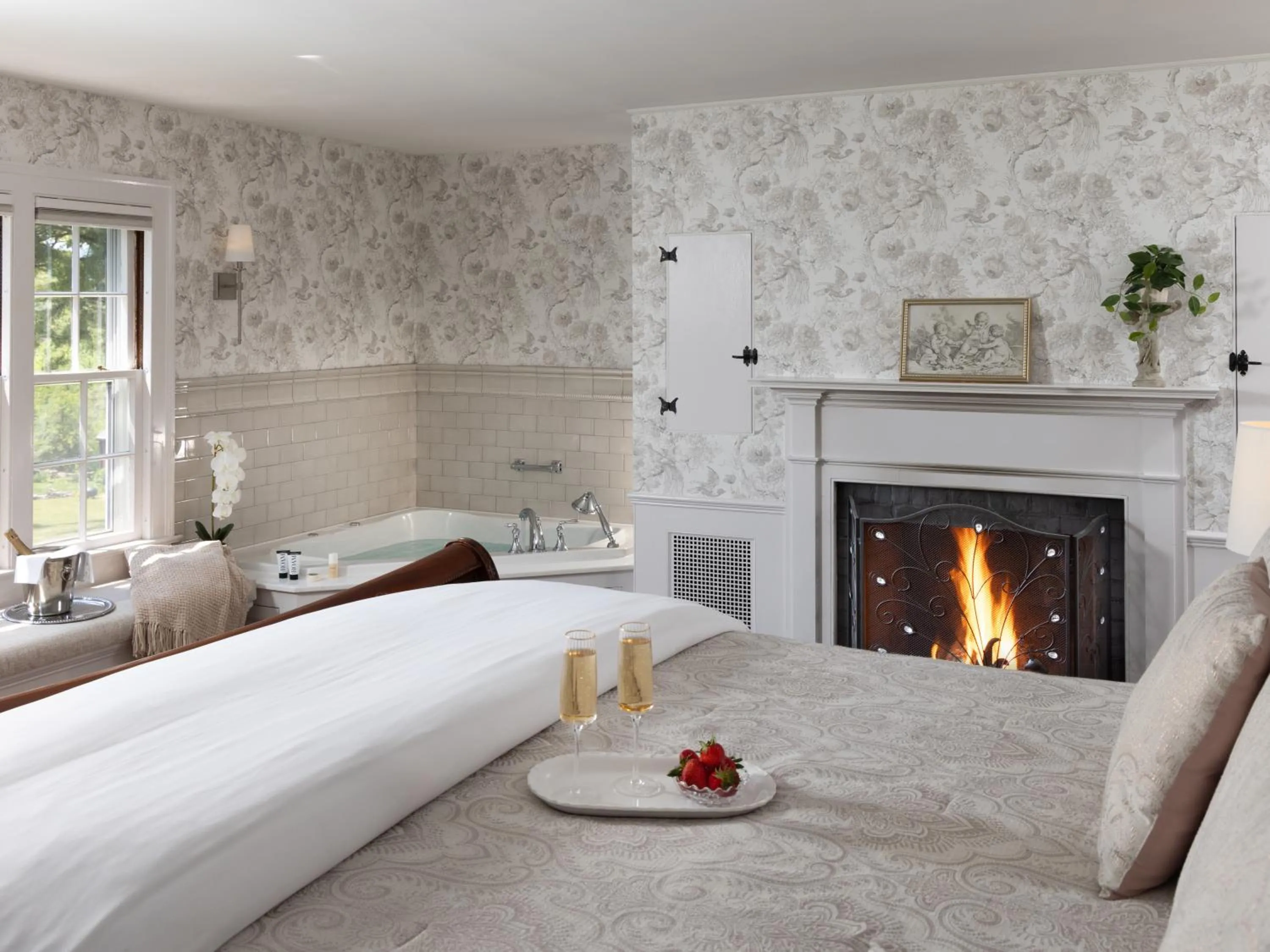 King Suite with Fireplace - Roosevelt in Devonfield Inn