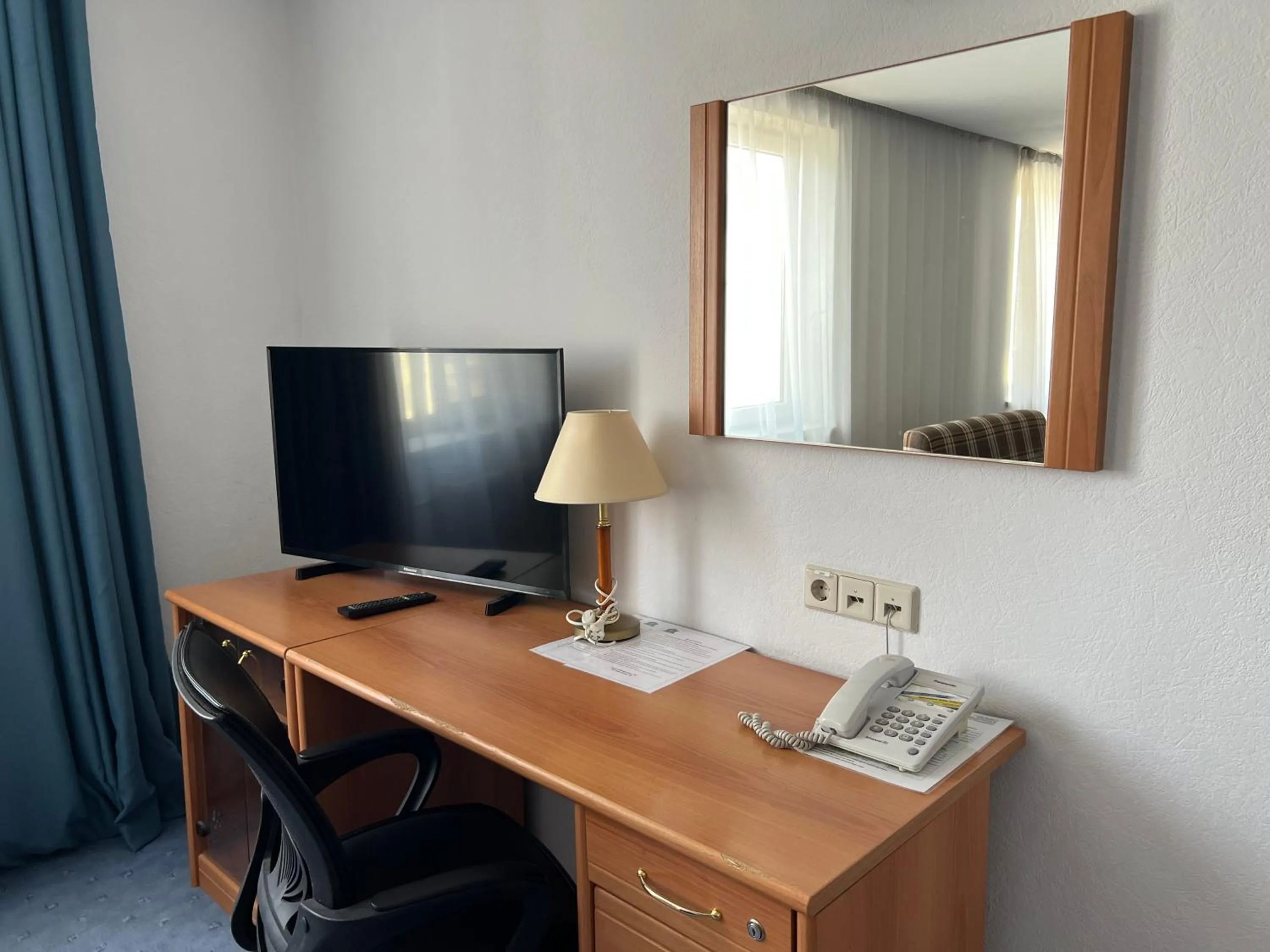 Communal lounge/ TV room in Green Hotel