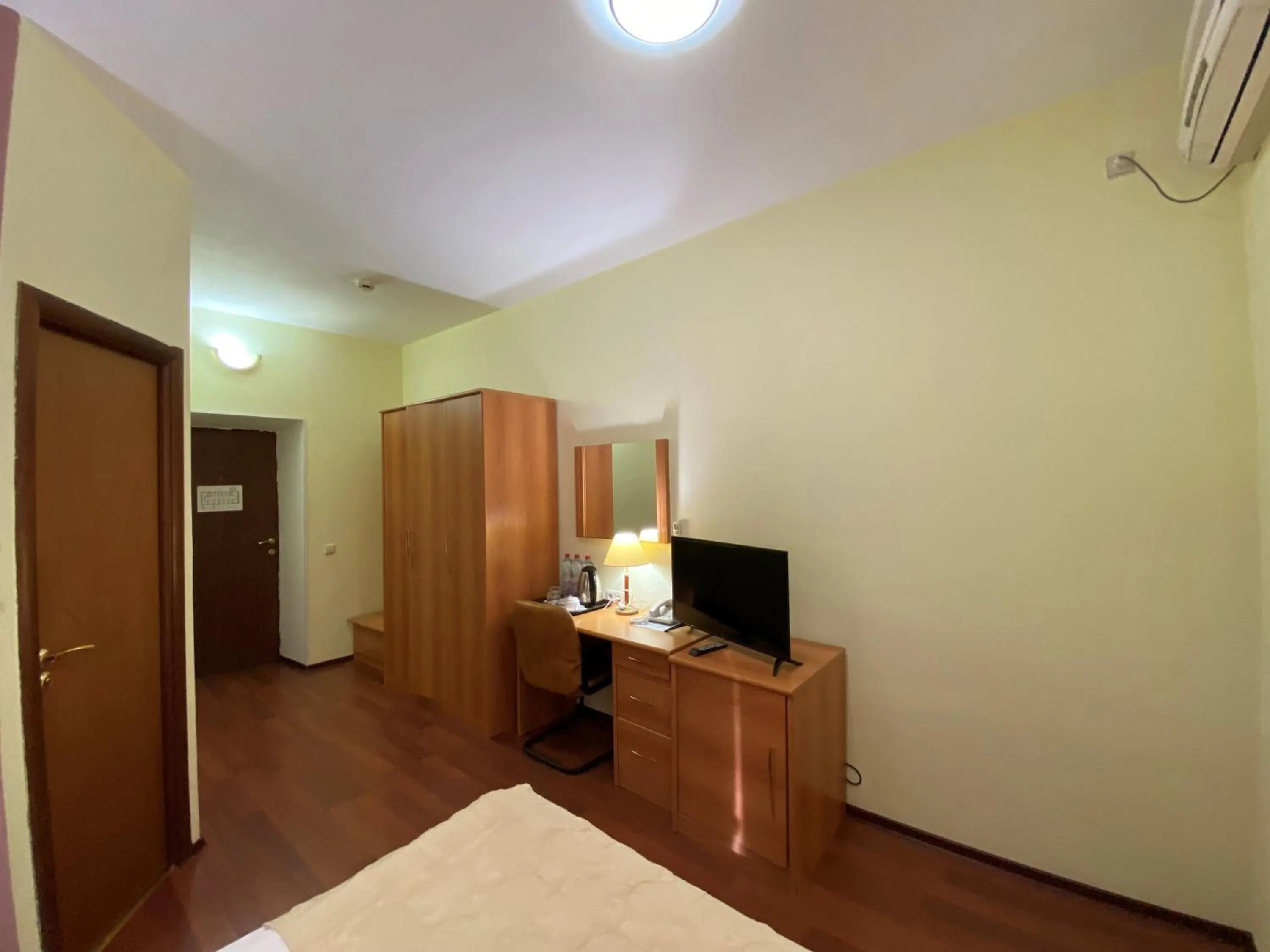 Communal lounge/ TV room in Green Hotel