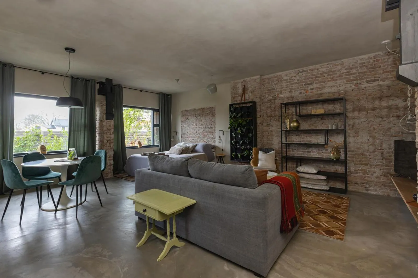 Living room in De oude slaght- luxe suite met buitensauna