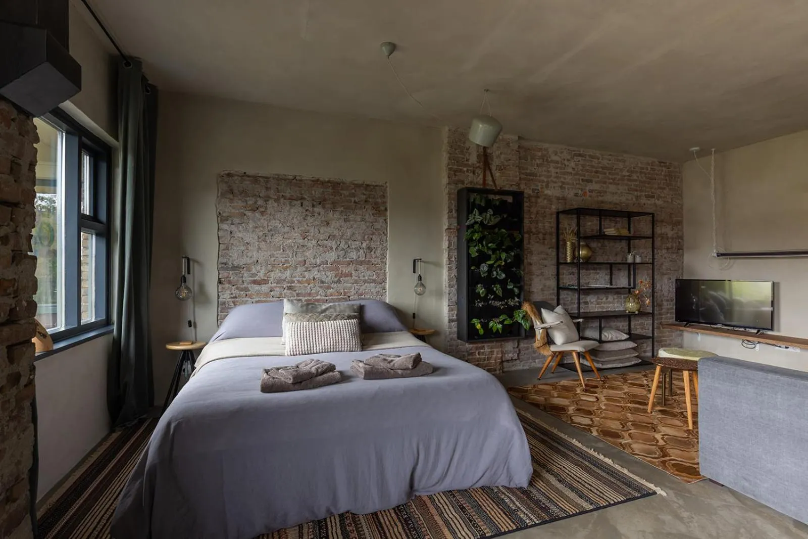 Bedroom, Bed in De oude slaght- luxe suite met buitensauna