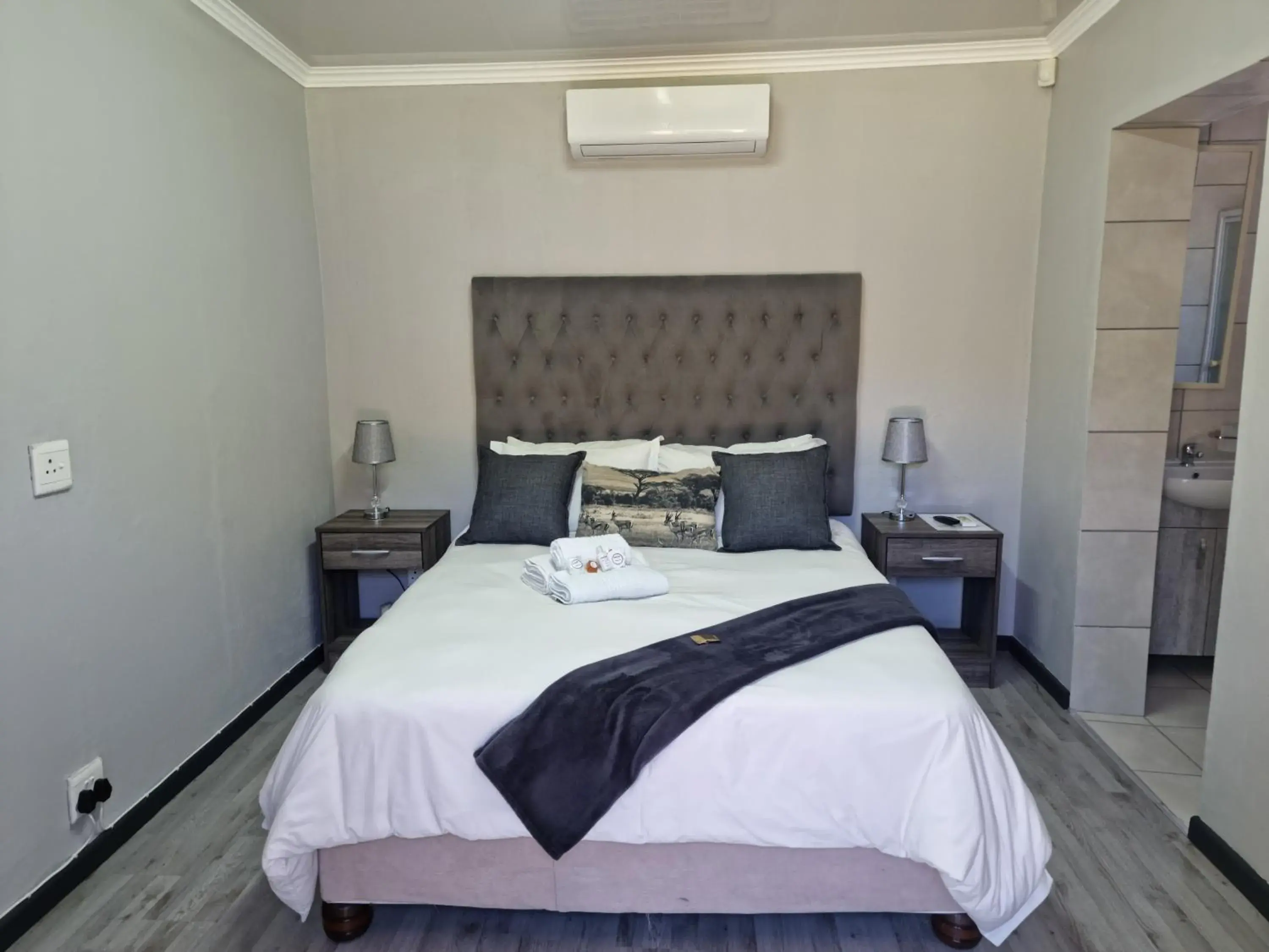 Deluxe Queen Room - single occupancy in Heimat Guesthouse Deluxe Queen Room - single occupancy in Heimat Guesthouse