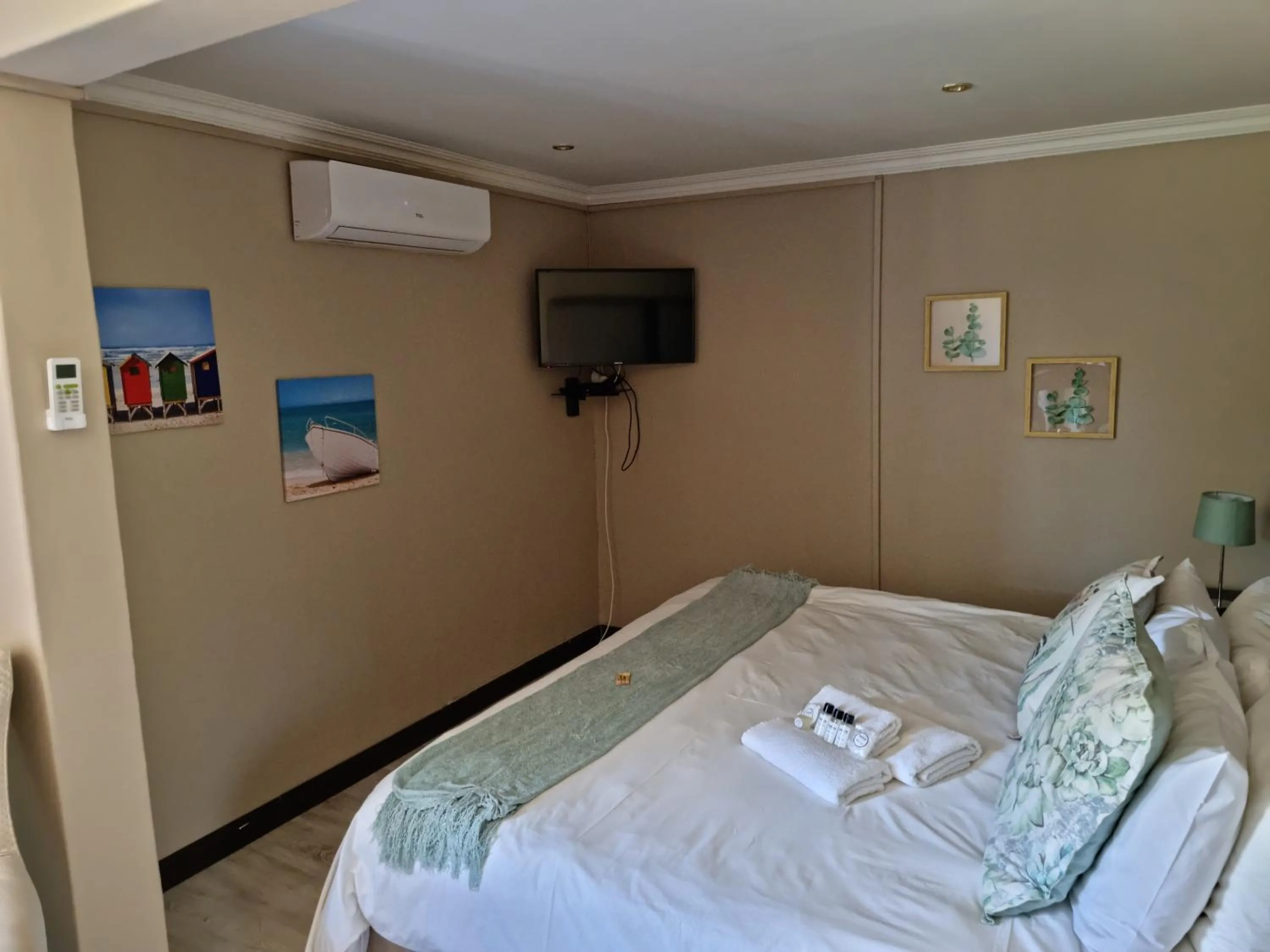 Photo of the whole room, Bed in Heimat Guesthouse
