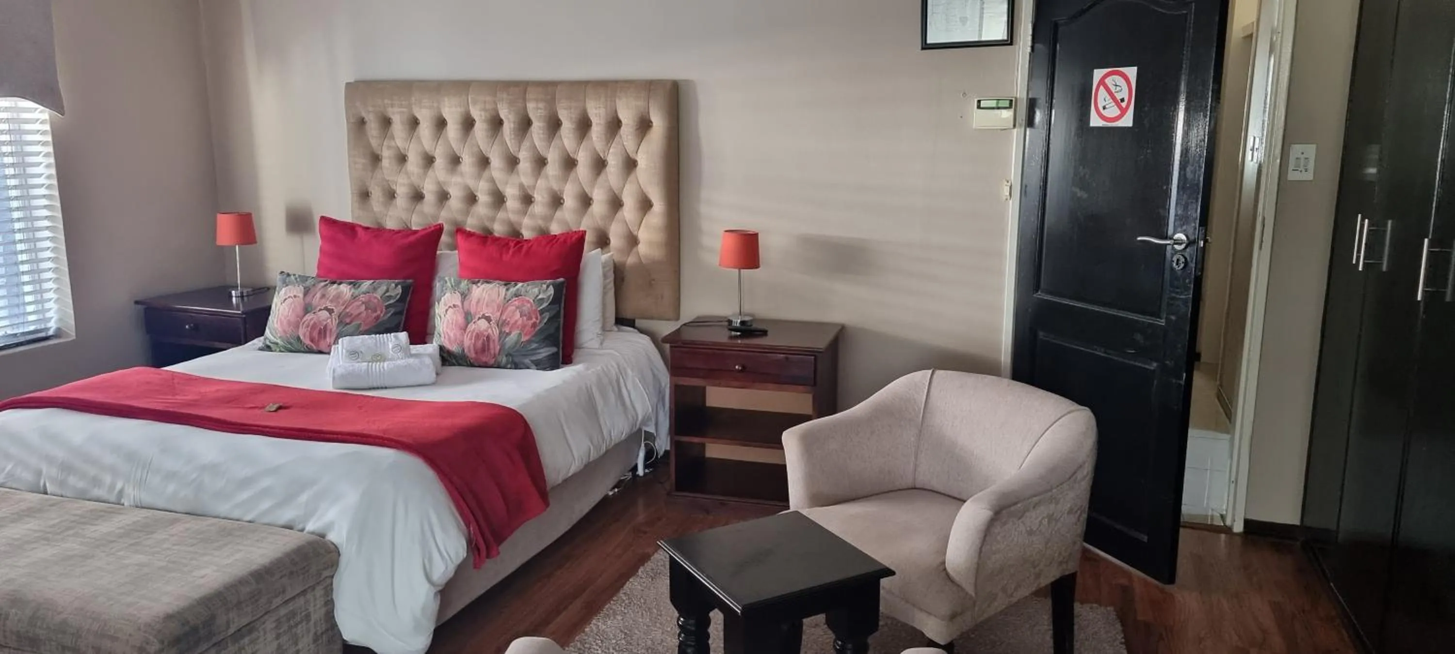 Seating area, Bed in Heimat Guesthouse