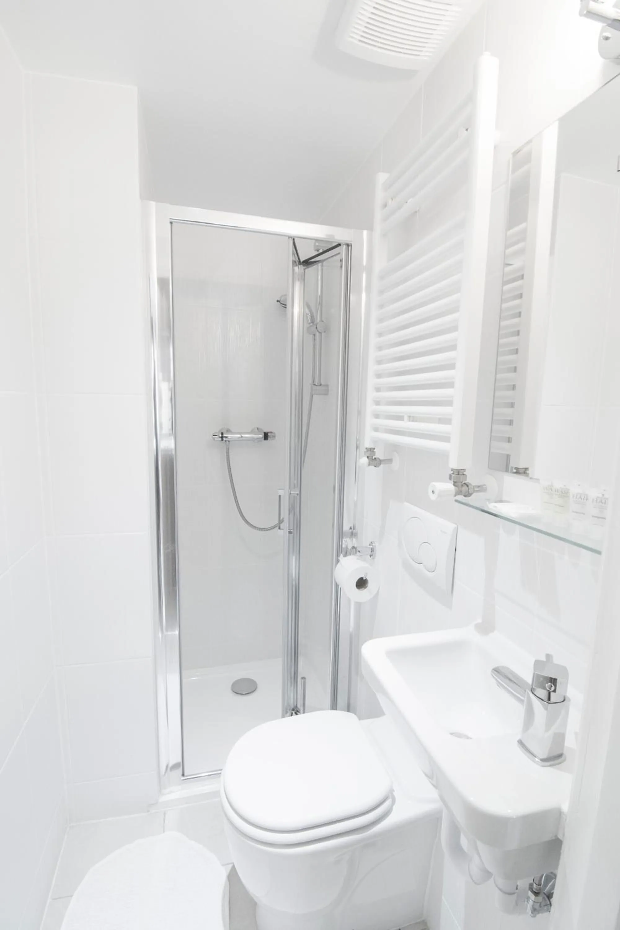 Bathroom in Fairholme Studios