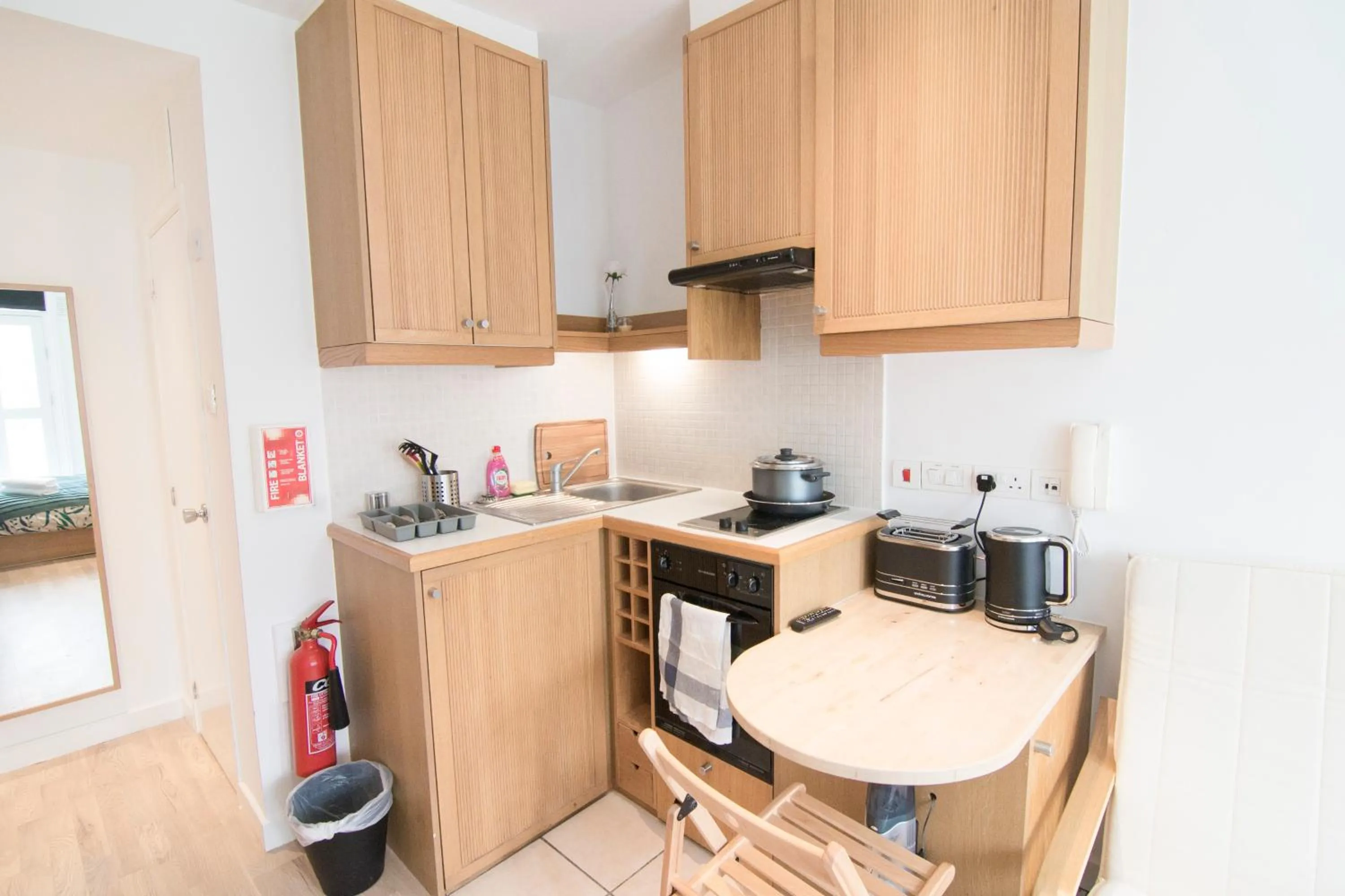 Kitchen or kitchenette in Fairholme Studios