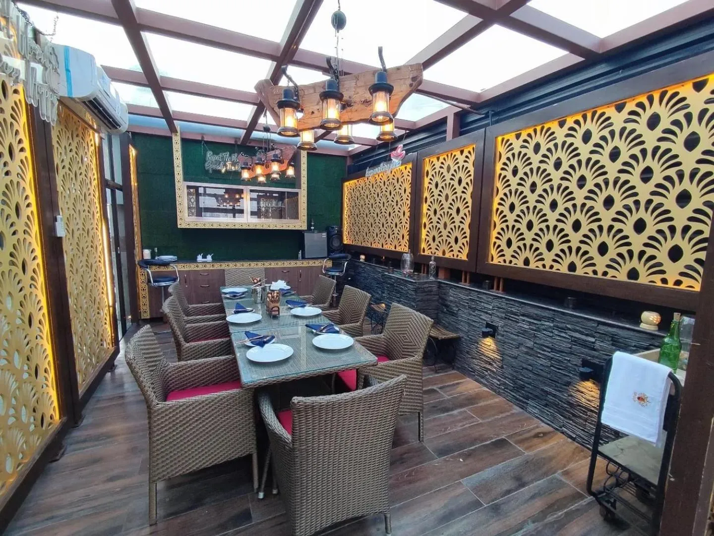 Restaurant/places to eat in Stay @ 203