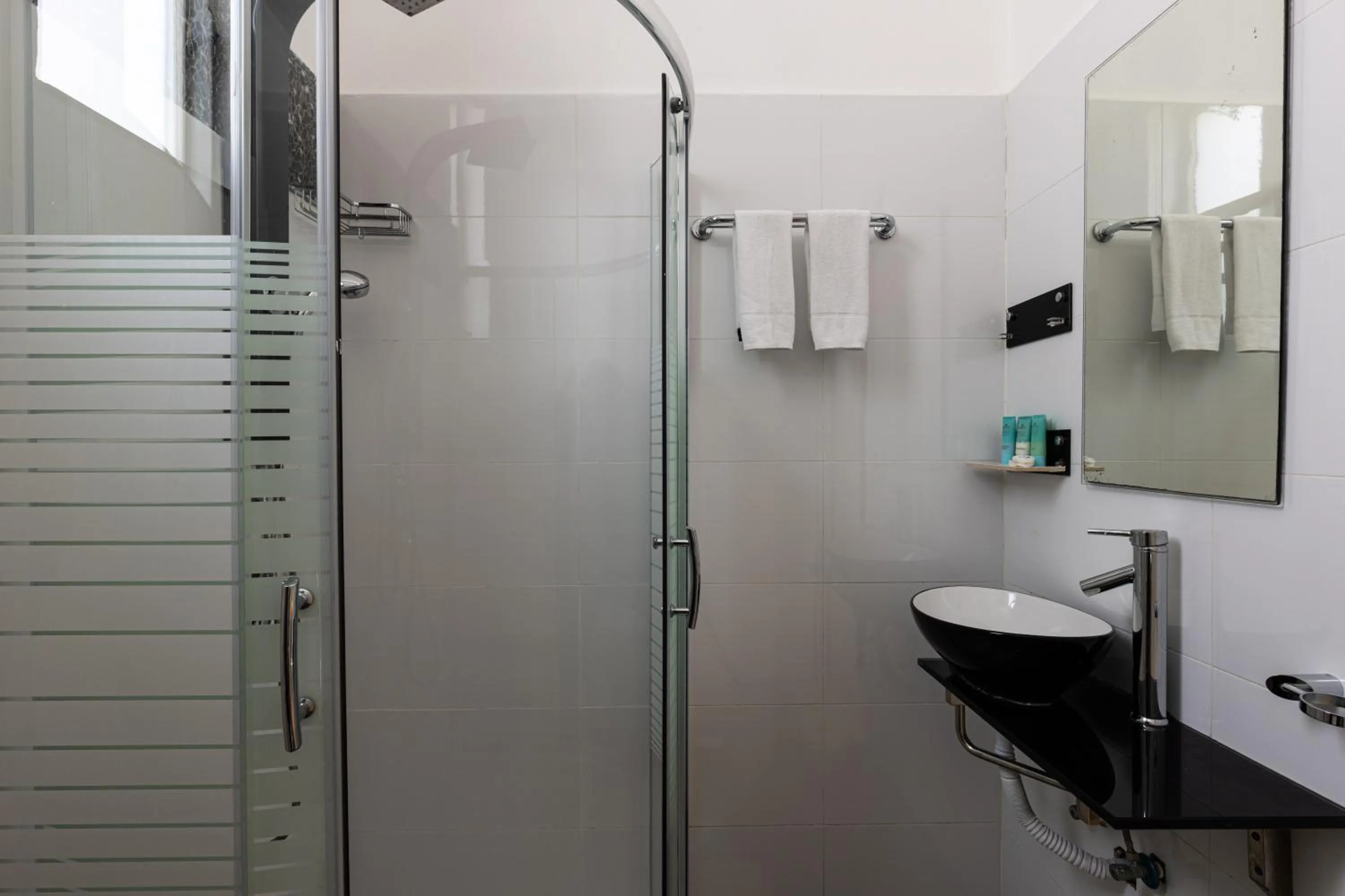 Bathroom in Residence Suites BY RAPHAEL HOTELS