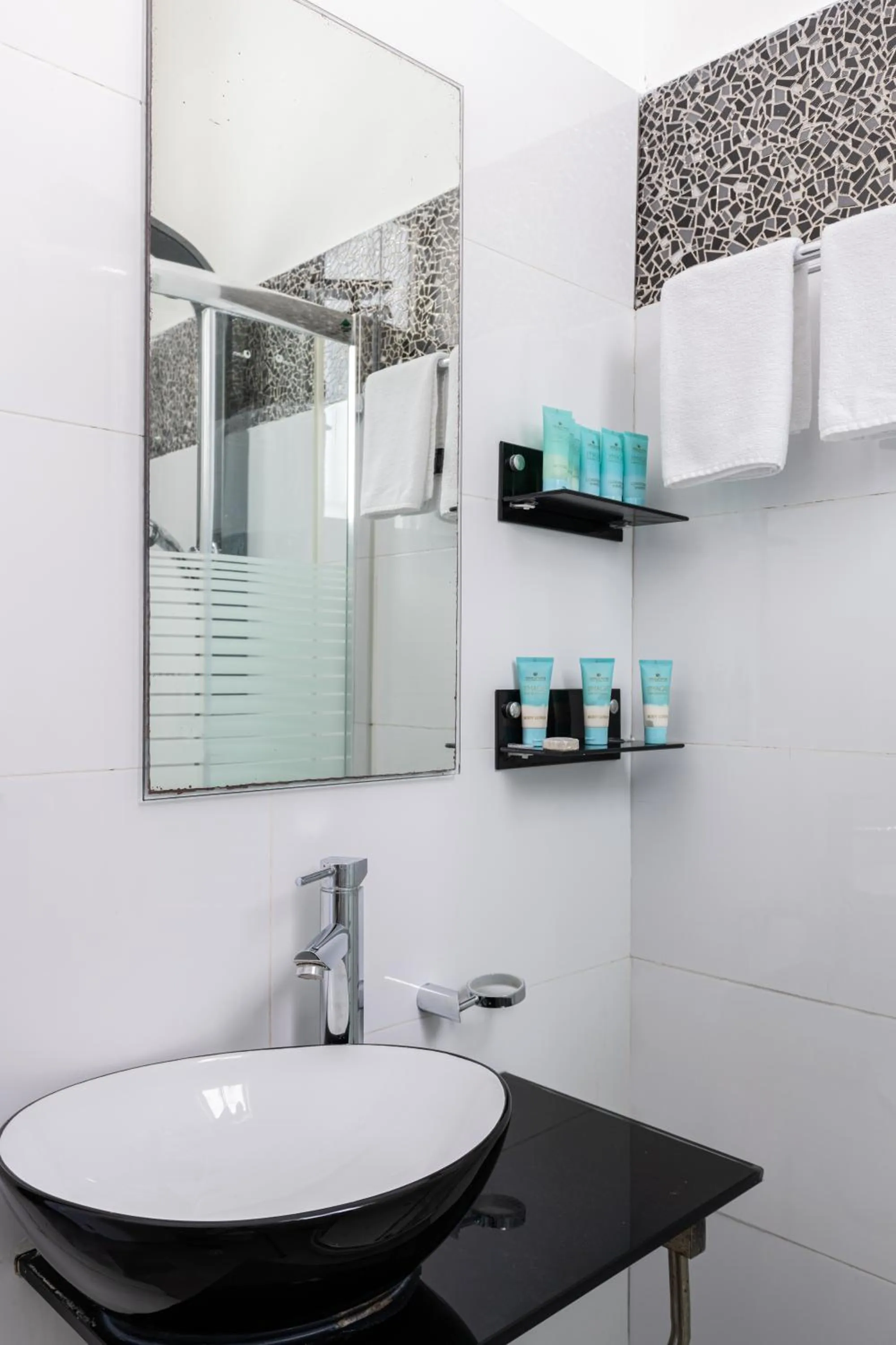 Bathroom in Residence Suites BY RAPHAEL HOTELS