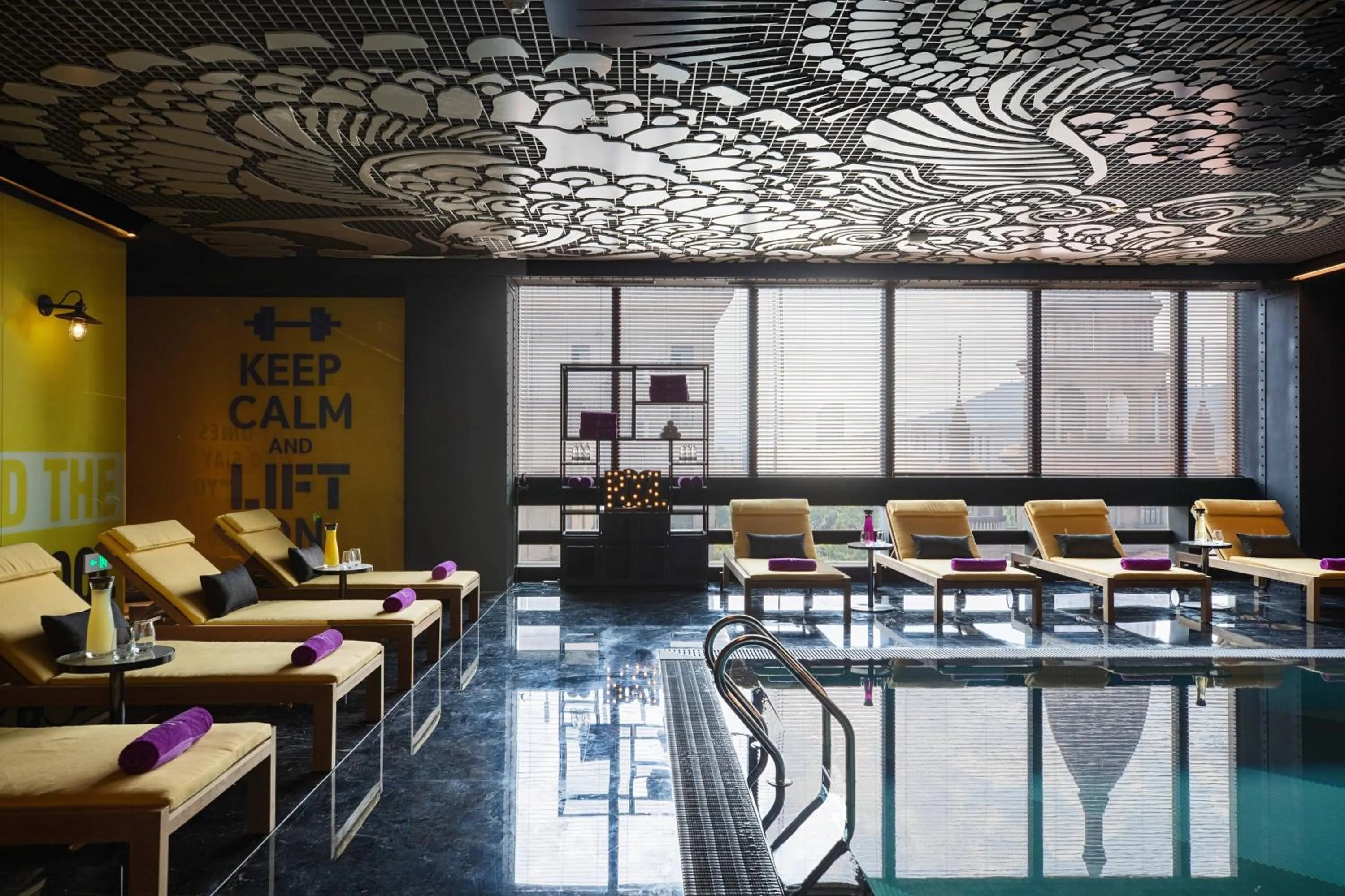 Swimming pool in Renaissance Hangzhou Northeast