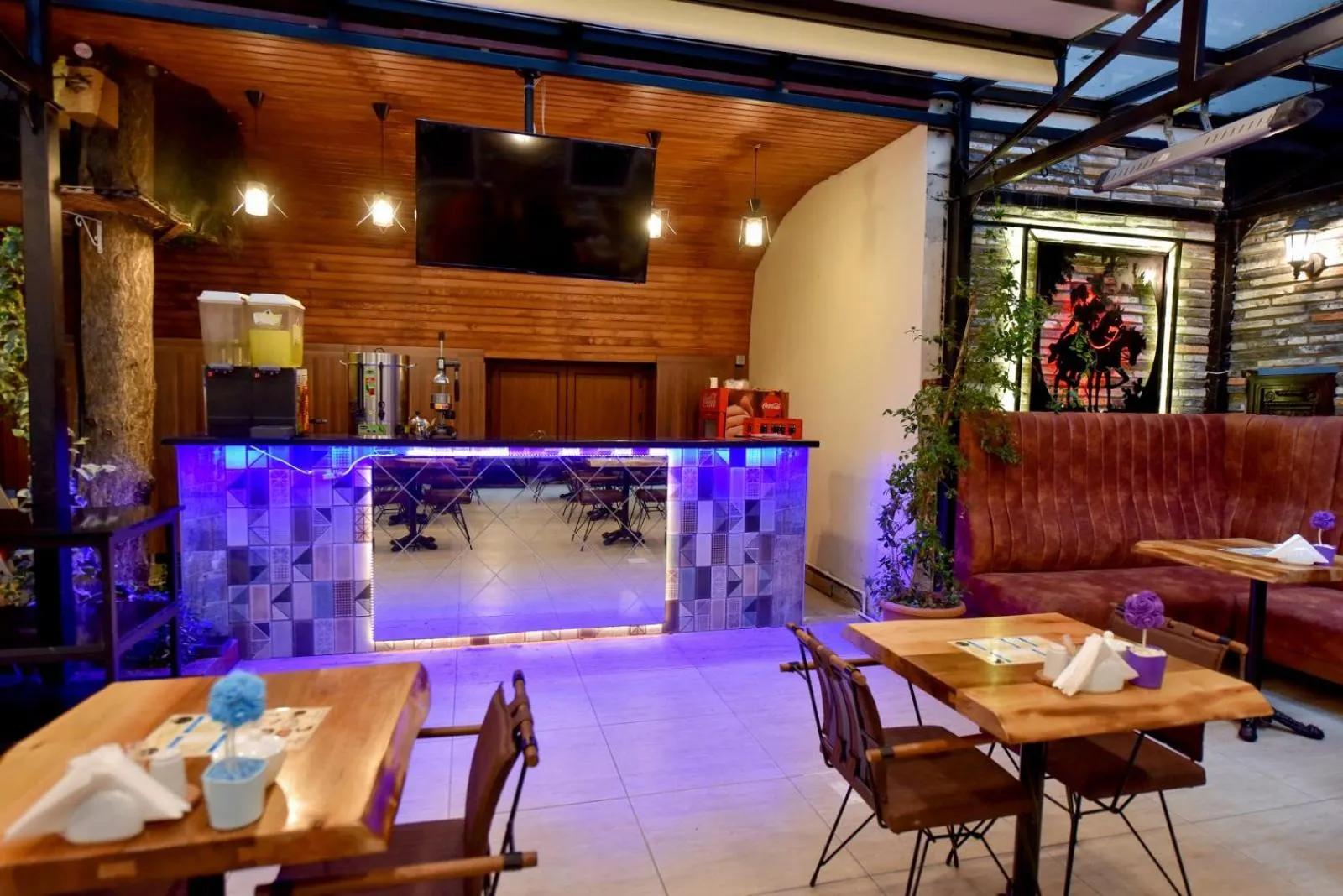 Restaurant/places to eat in Royal Garden Suite and Hotel