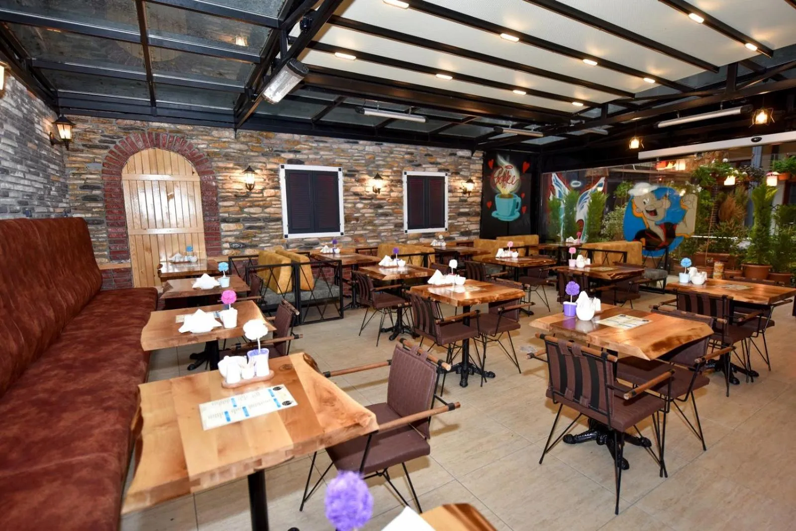 Restaurant/places to eat in Royal Garden Suite and Hotel