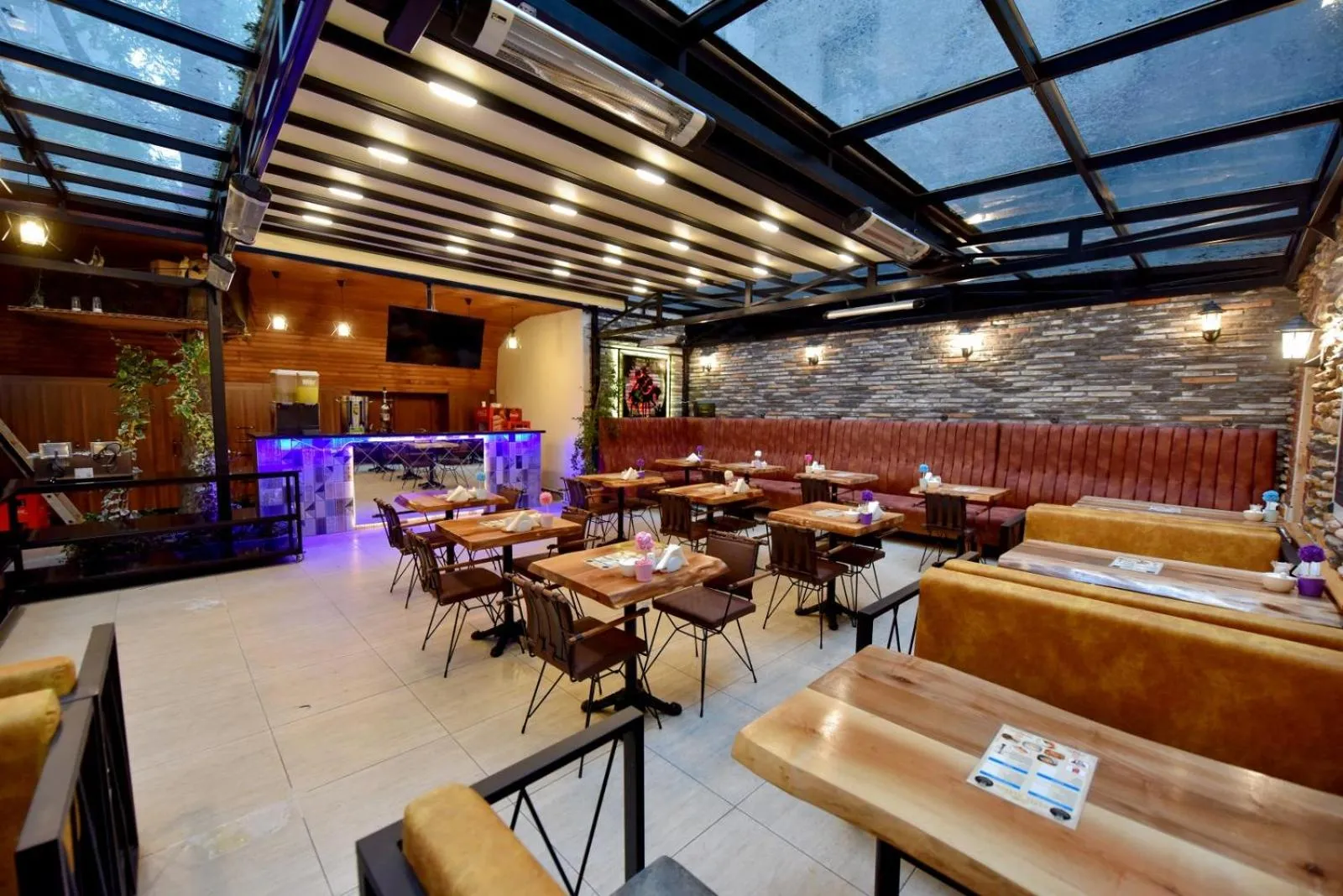 Restaurant/places to eat in Royal Garden Suite and Hotel