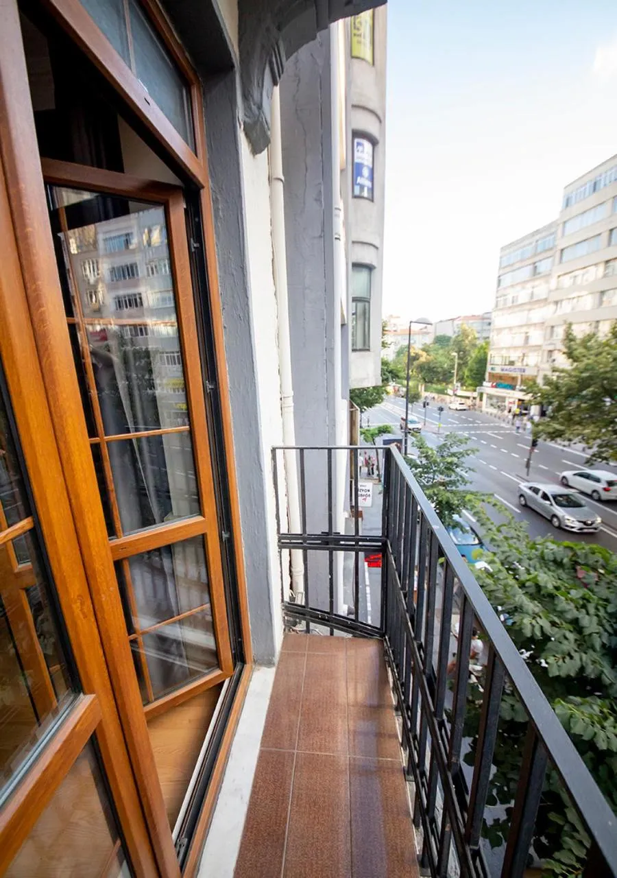 Balcony/Terrace in Royal Garden Suite and Hotel