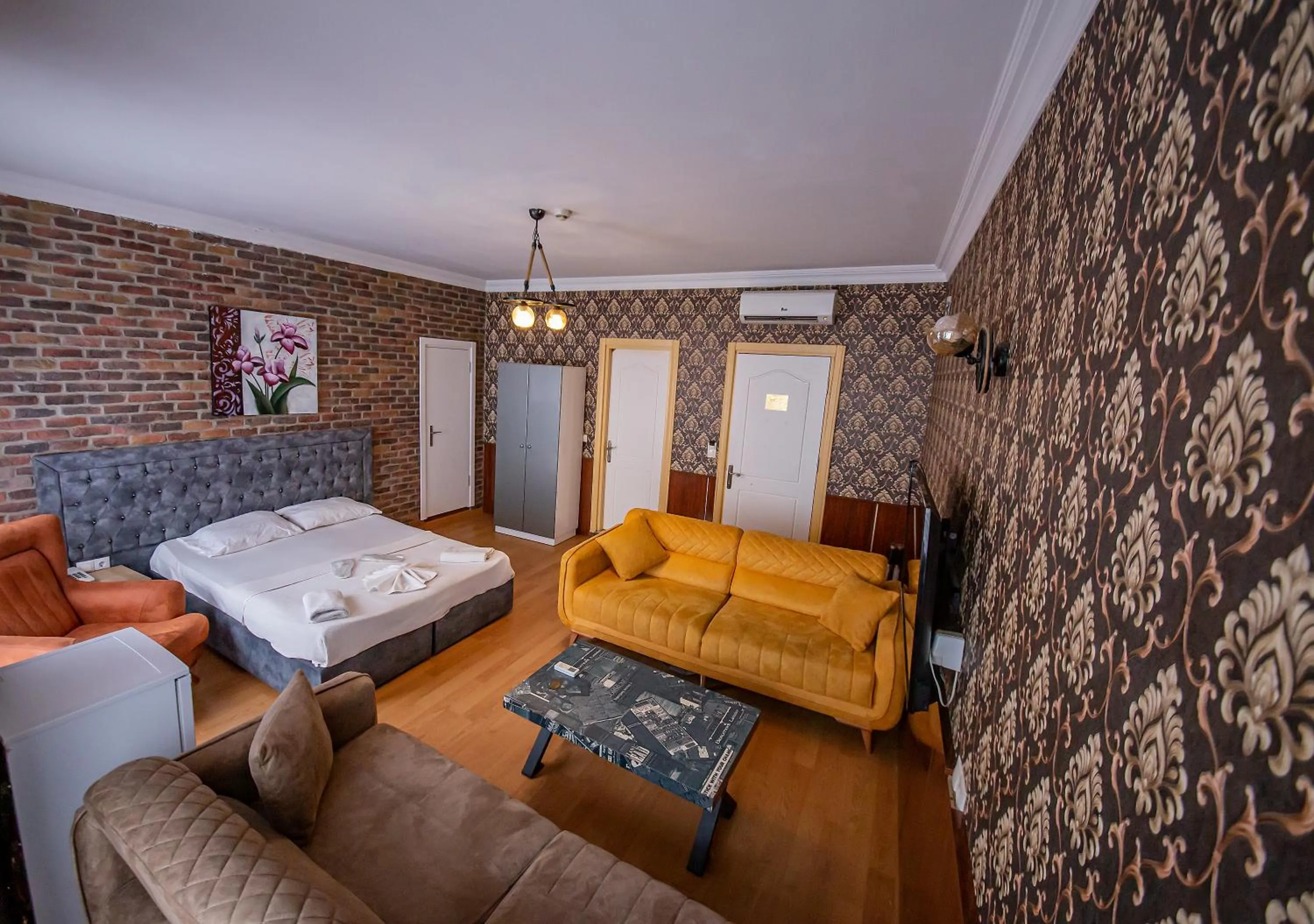 Seating area, Bed in Royal Garden Suite and Hotel