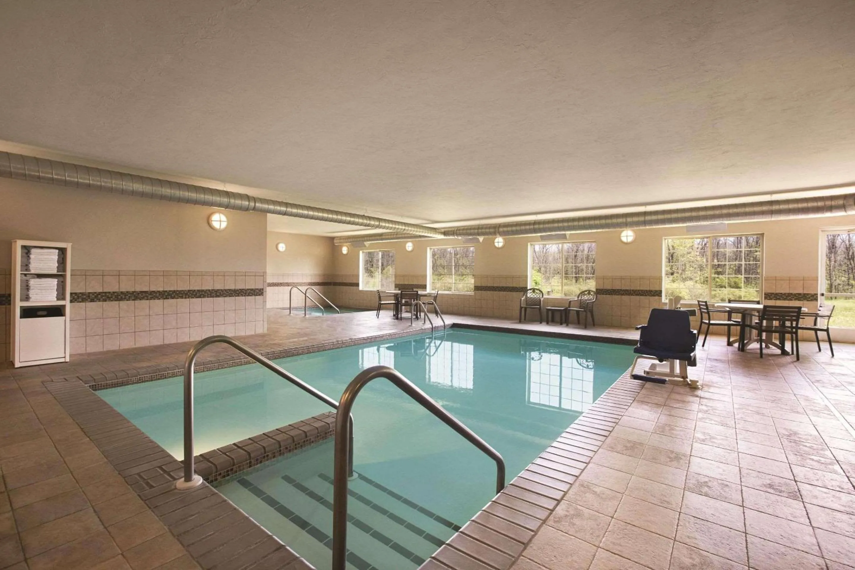 Swimming pool in Country Inn & Suites by Radisson, Green Bay North