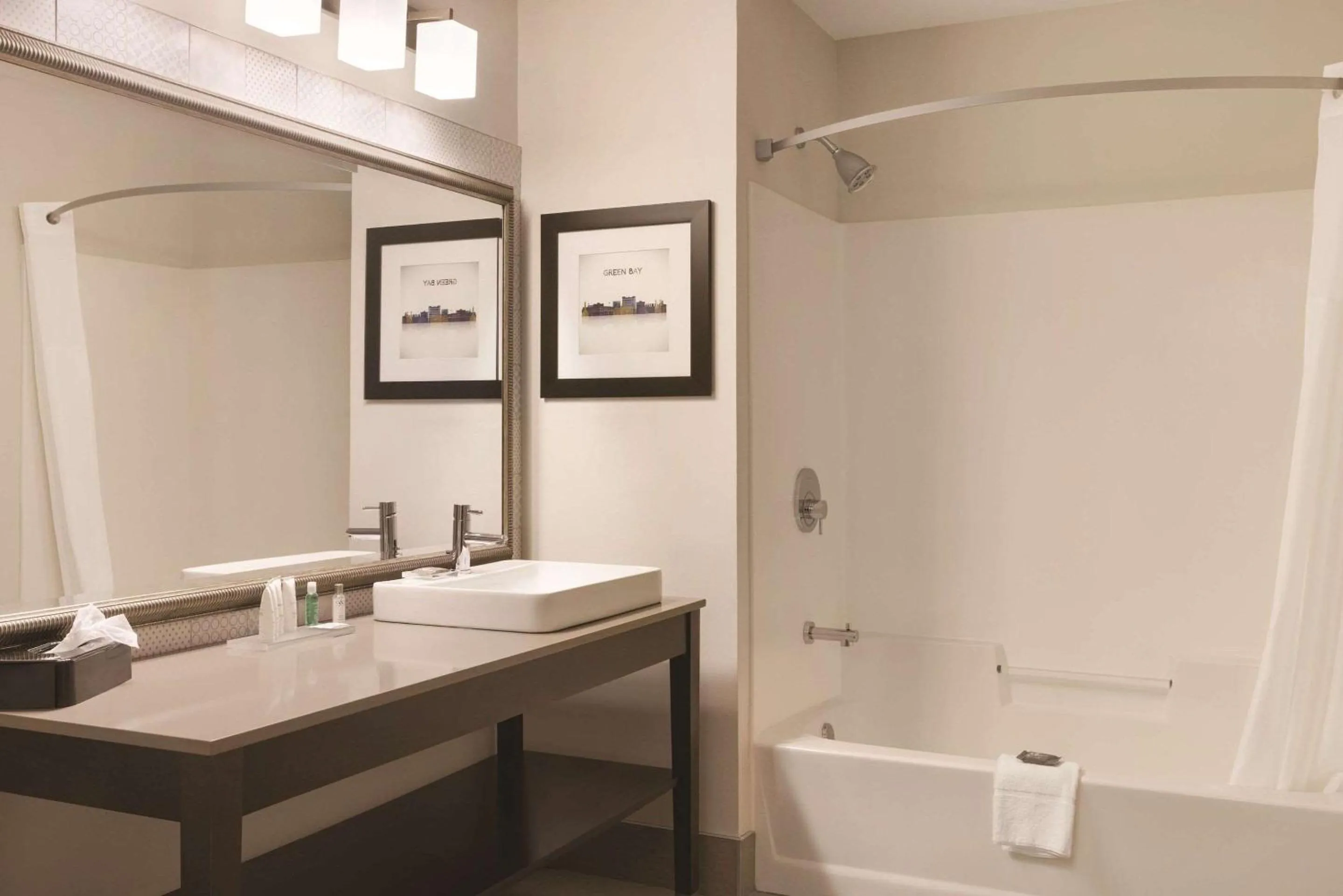 Bedroom in Country Inn & Suites by Radisson, Green Bay North