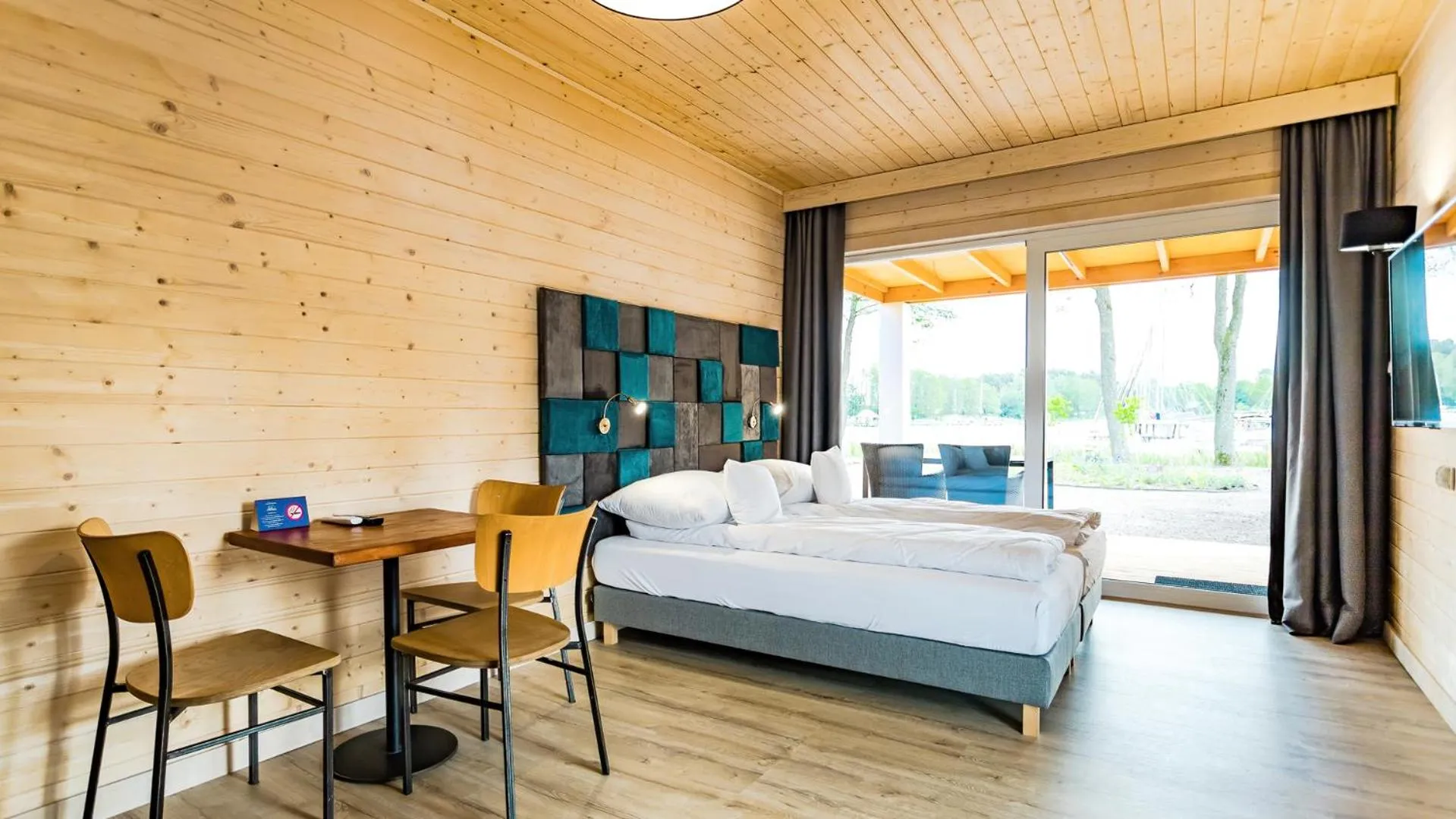 Photo of the whole room, Bed in Stranda