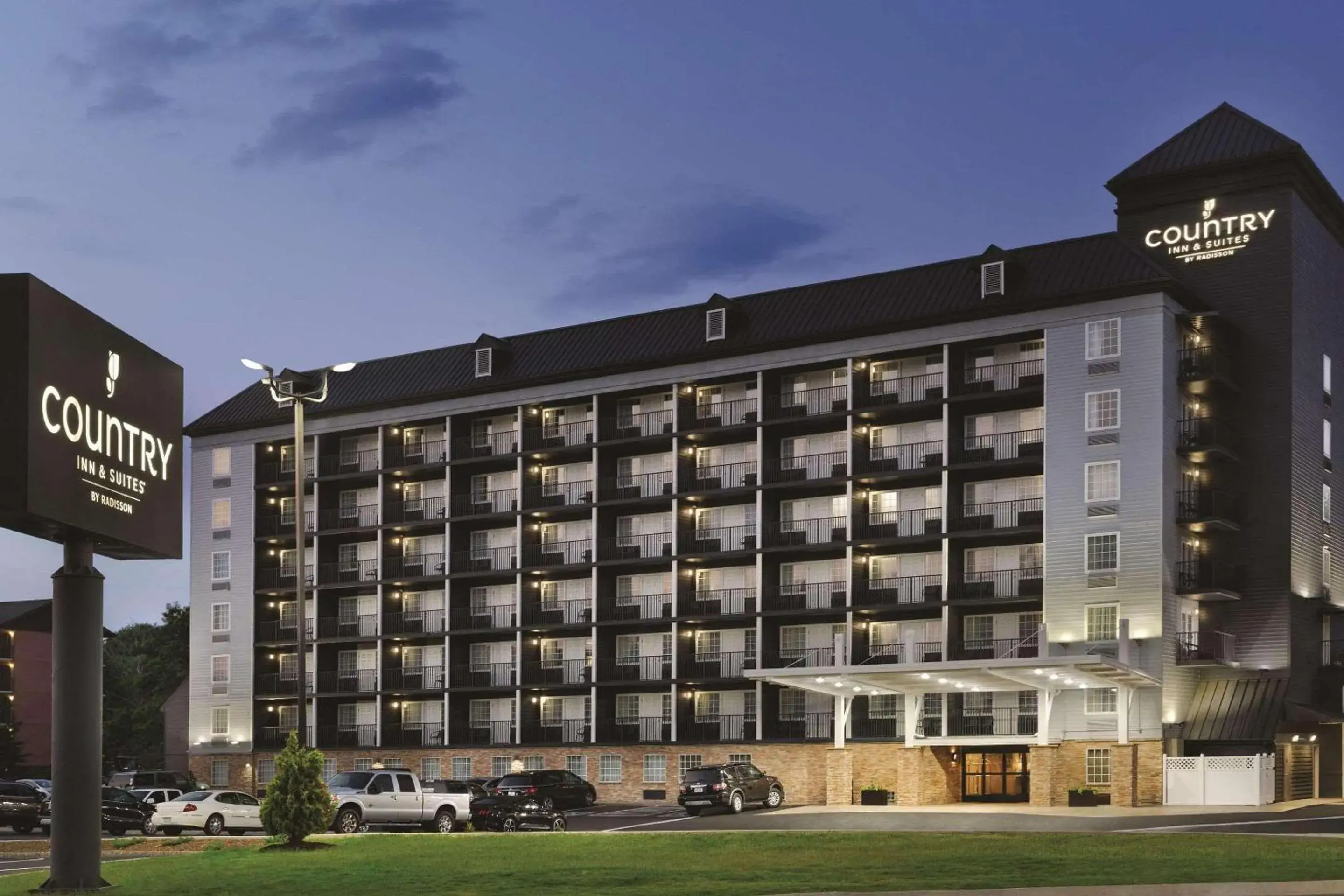 Property building in Country Inn & Suites by Radisson, Pigeon Forge South, TN Property building in Country Inn & Suites by Radisson, Pigeon Forge South, TN