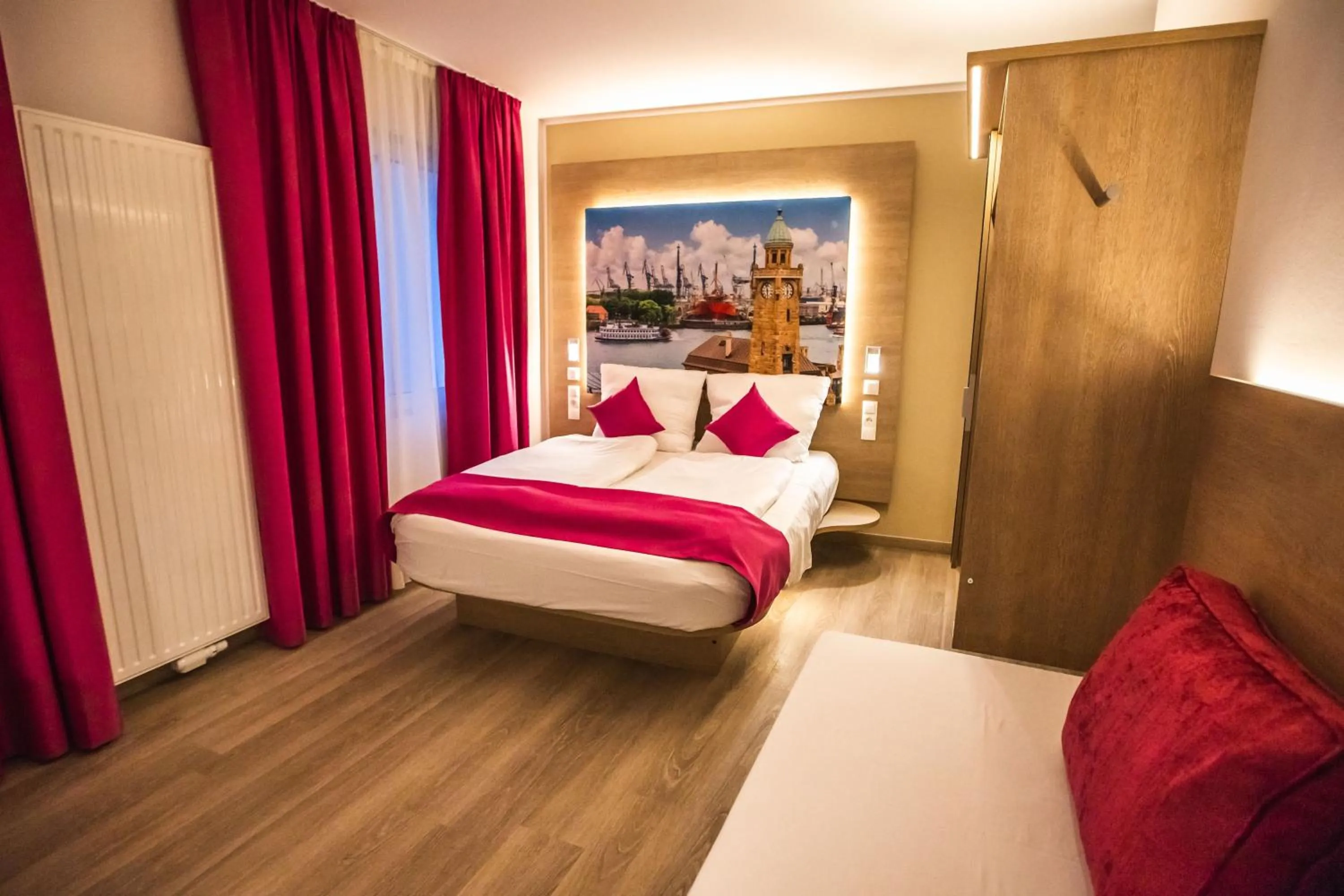 Bedroom, Bed in Hotel Luckys Inn