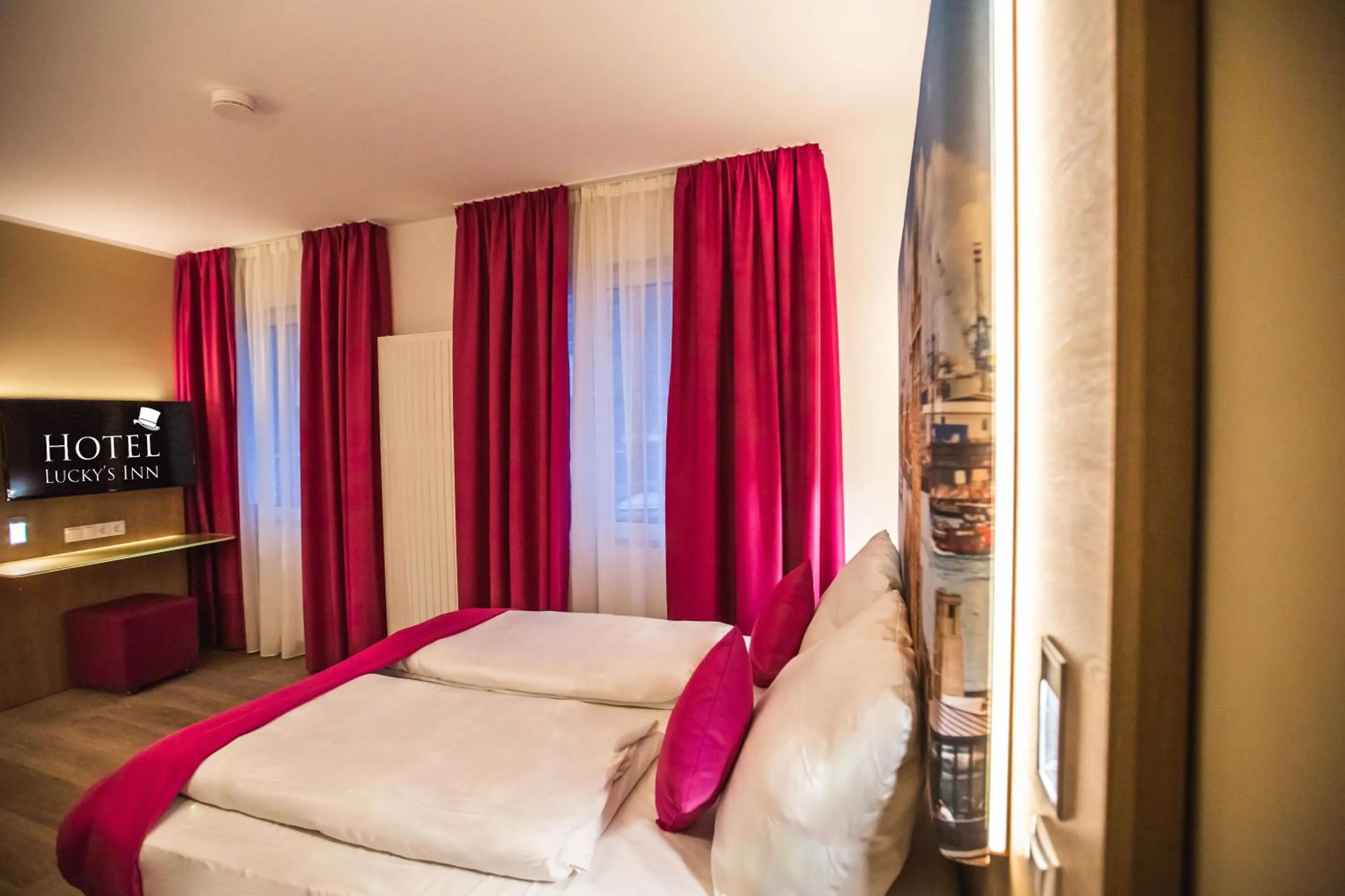 Decorative detail, Bed in Hotel Luckys Inn