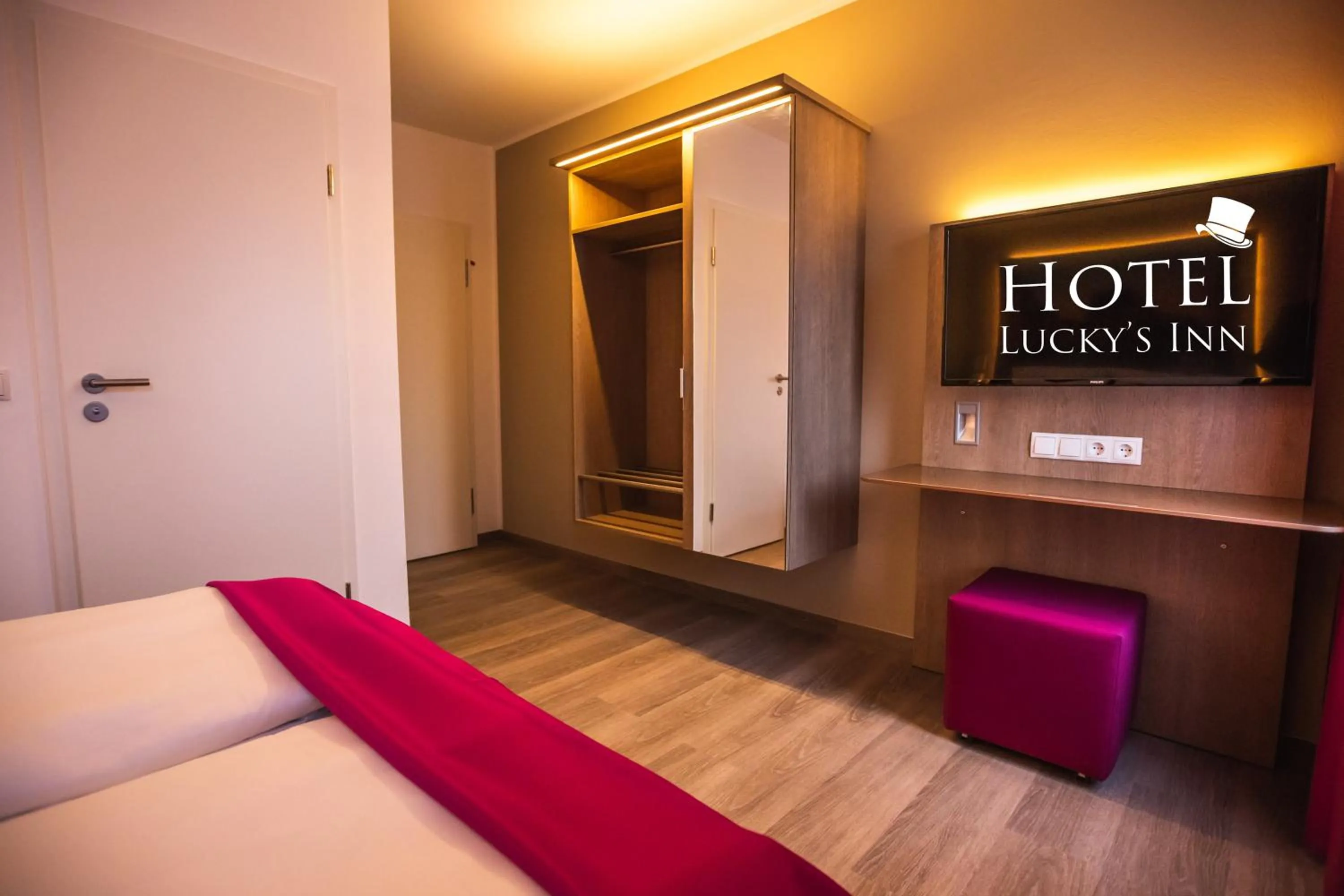 Photo of the whole room, Bed in Hotel Luckys Inn