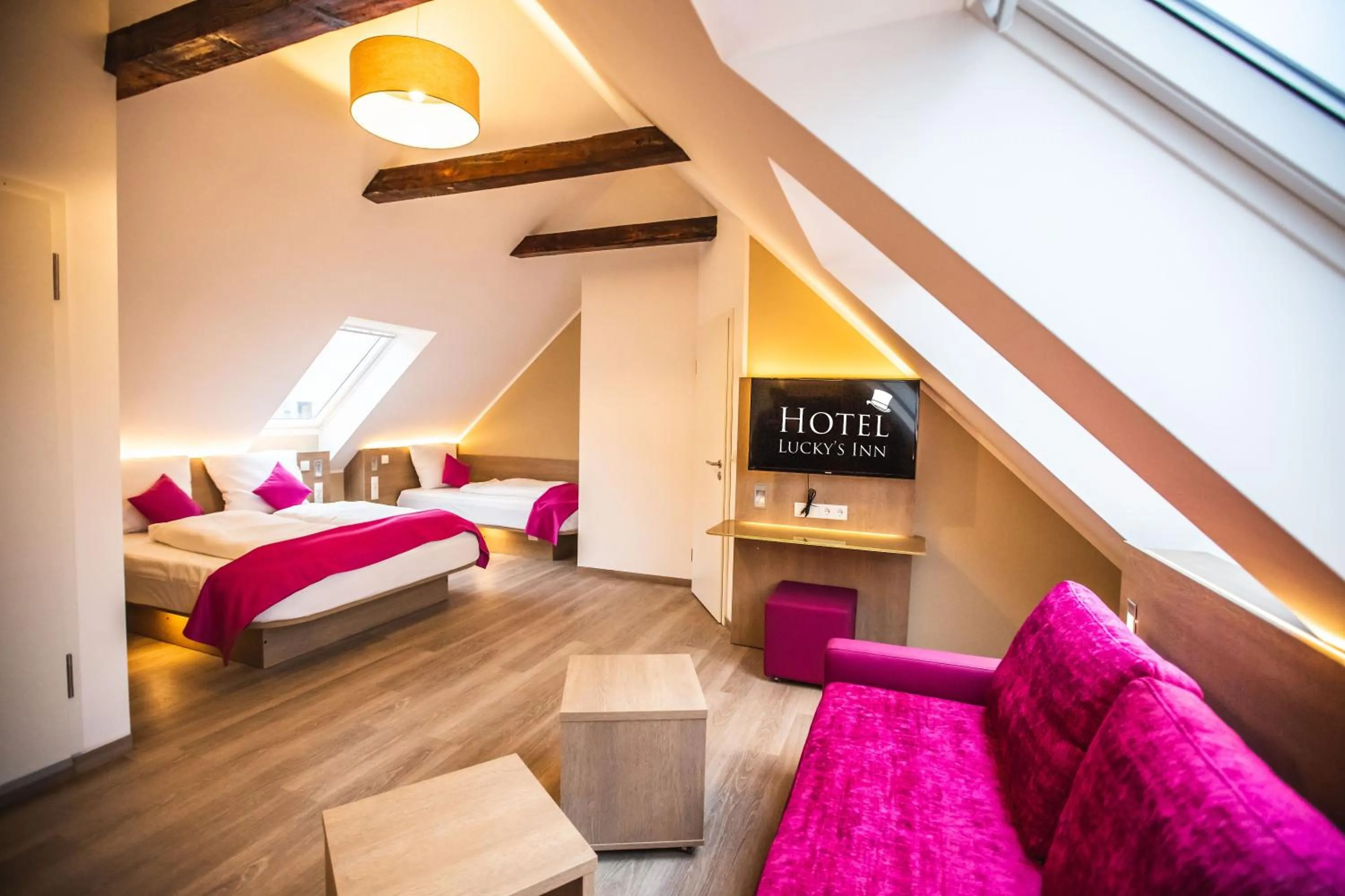 Business facilities, Bed in Hotel Luckys Inn