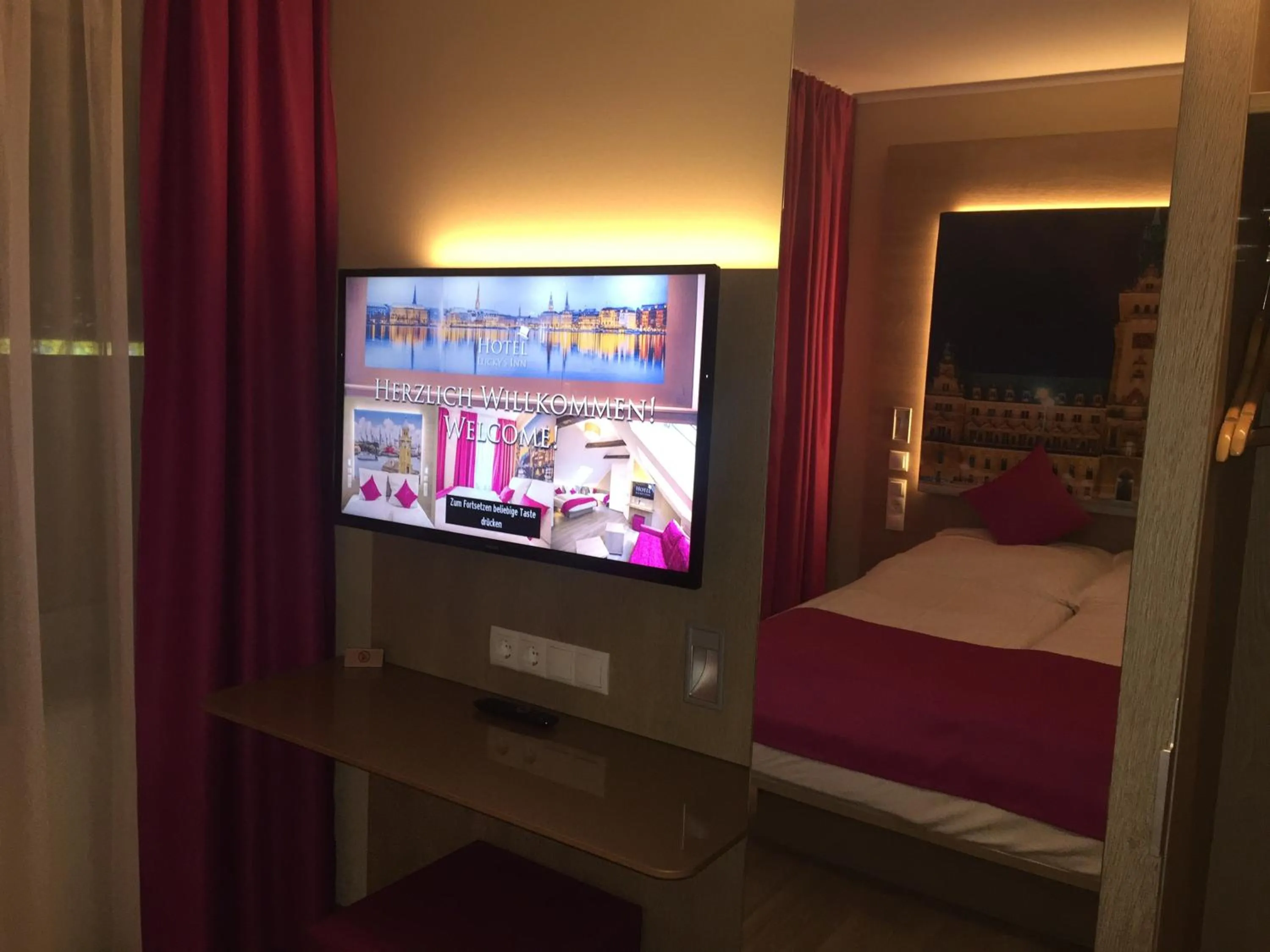 TV and multimedia, Bed in Hotel Luckys Inn