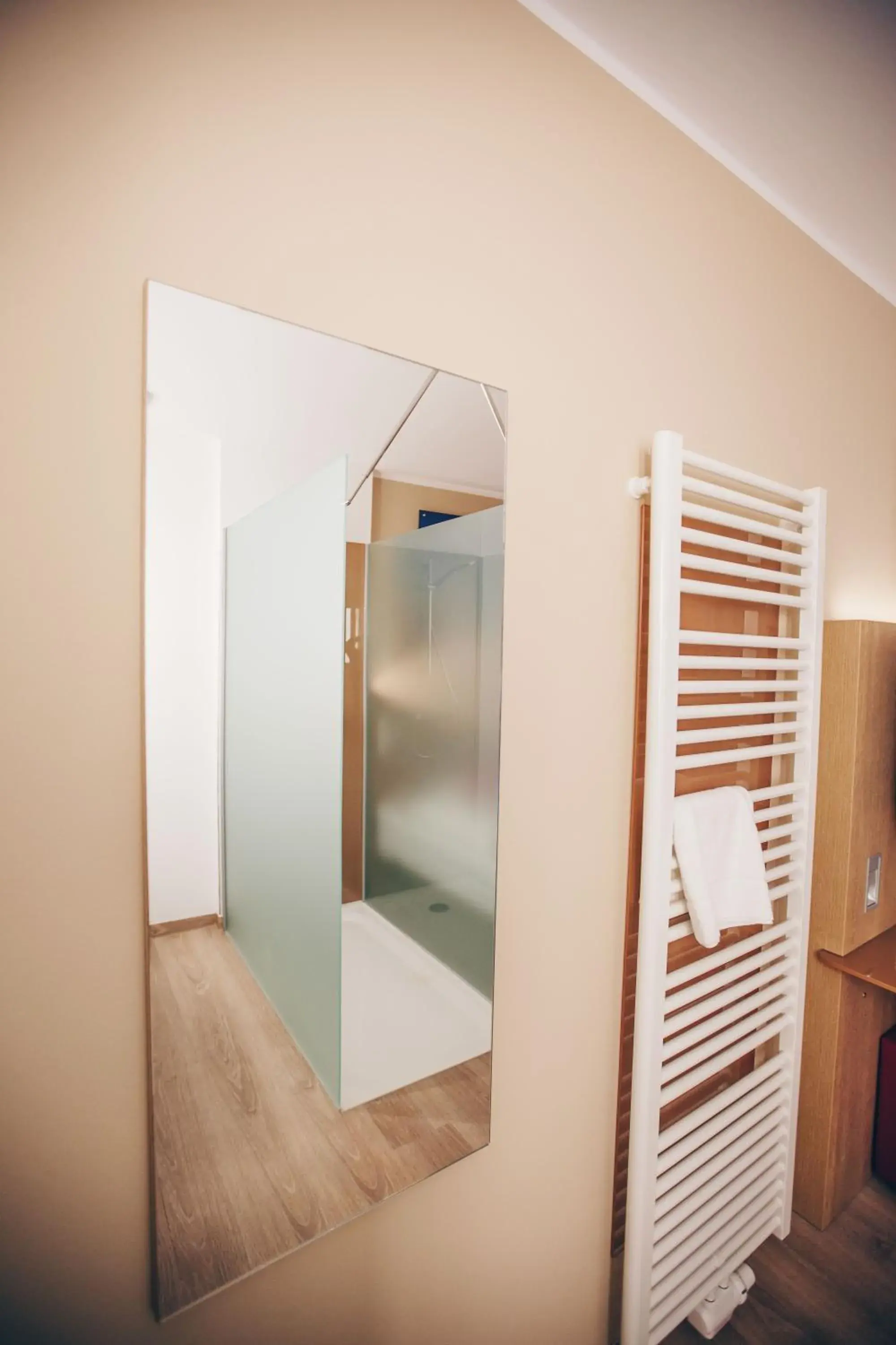 Single Room with Private Bathroom in Hotel Luckys Inn Single Room with Private Bathroom in Hotel Luckys Inn