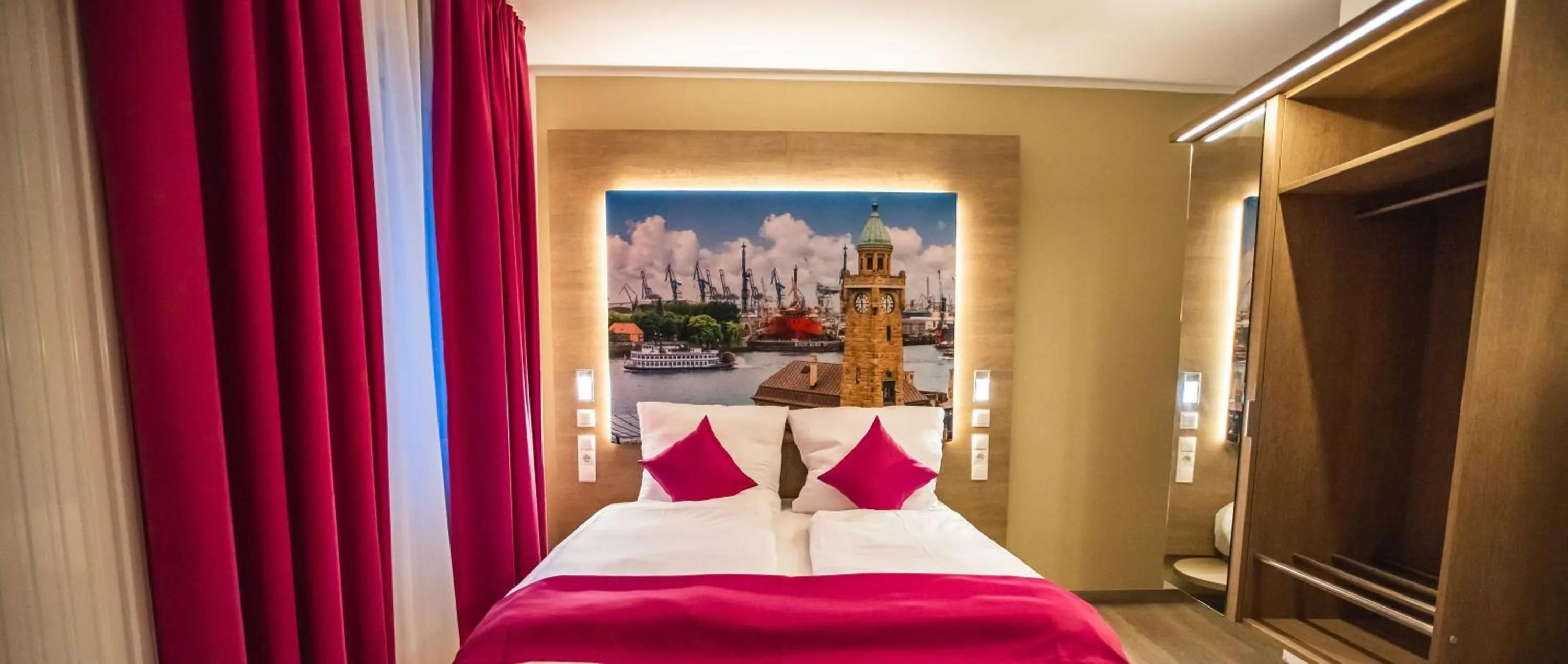 Bedroom, Bed in Hotel Luckys Inn