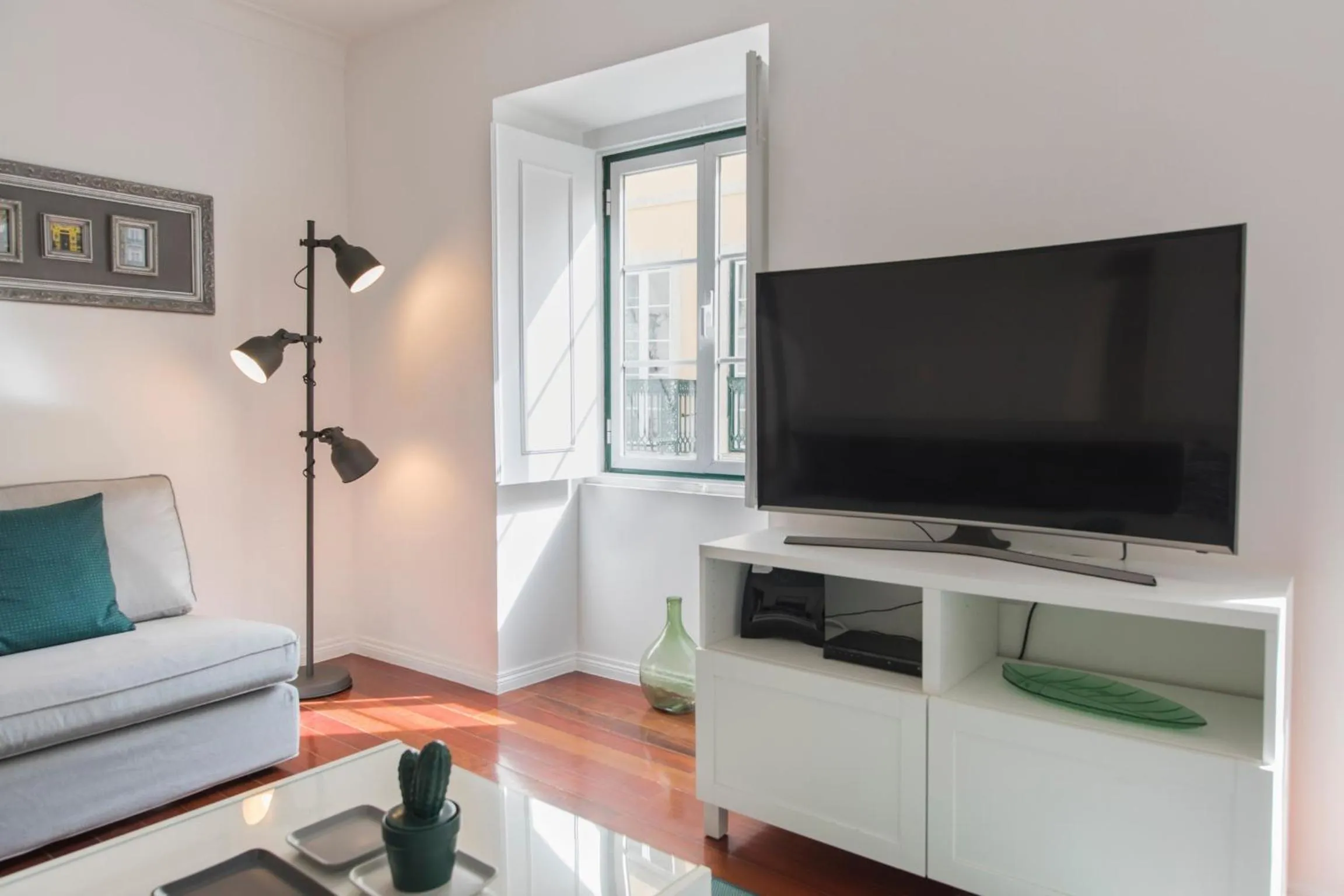 Bica Patio 3BDR Duplex by LovelyStay