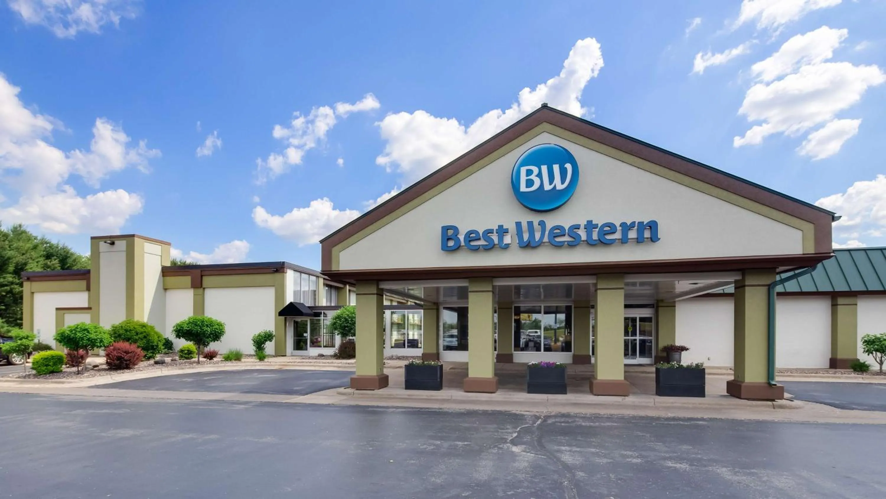 Property building in Best Western Tomah Hotel