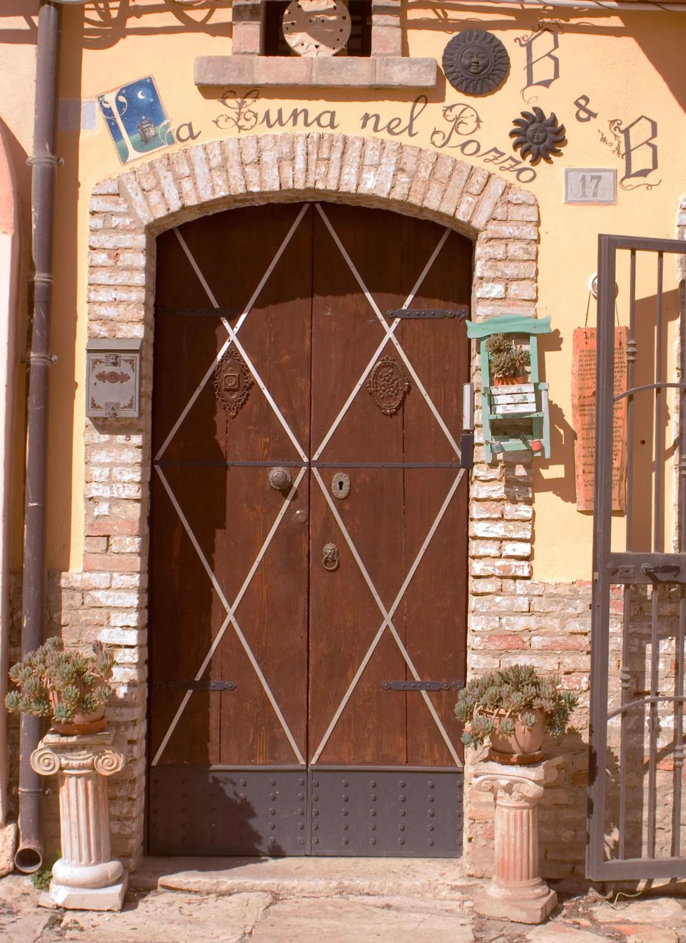 Facade/entrance in La Luna nel Pozzo