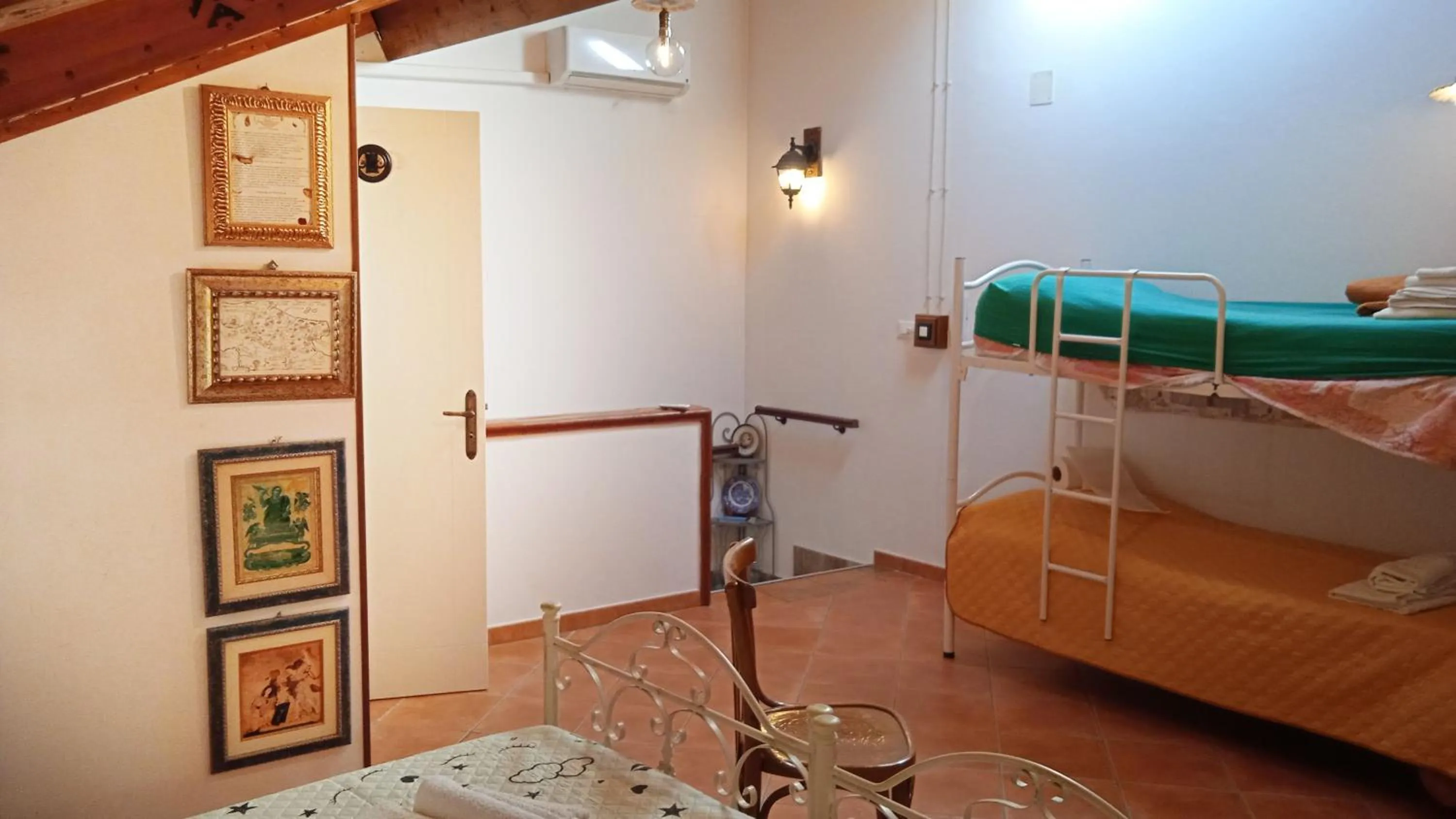 bunk bed, Bed in La Luna nel Pozzo