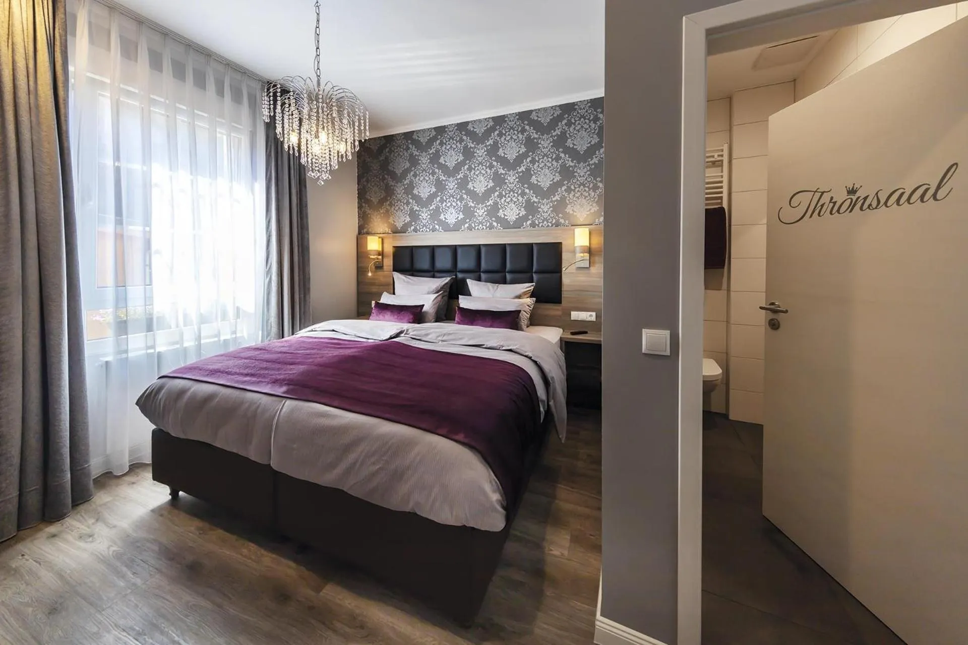 Bed in Apartmenthaus Burgenheimat in Rhens bei Koblenz