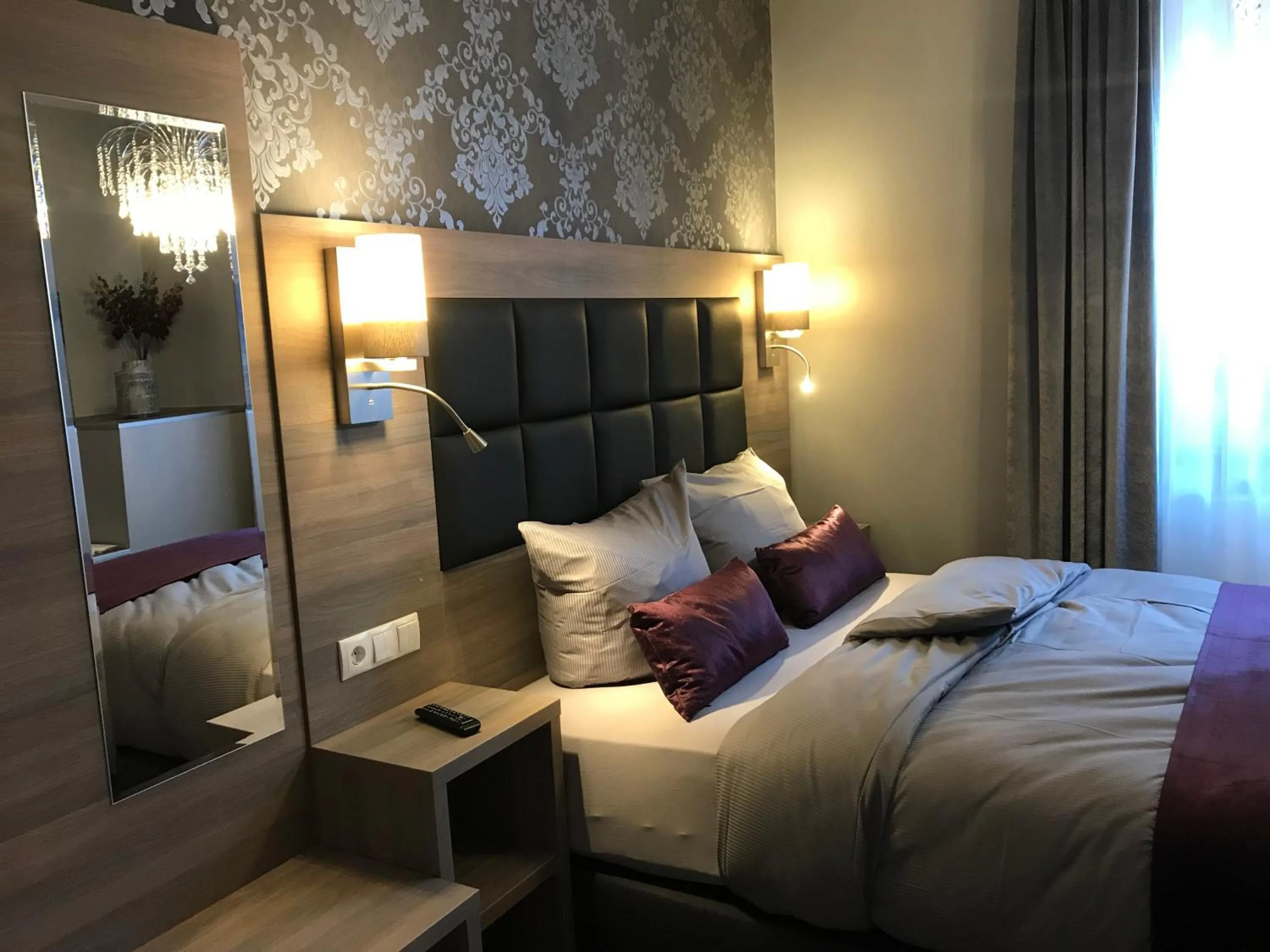 Bed in Apartmenthaus Burgenheimat in Rhens bei Koblenz