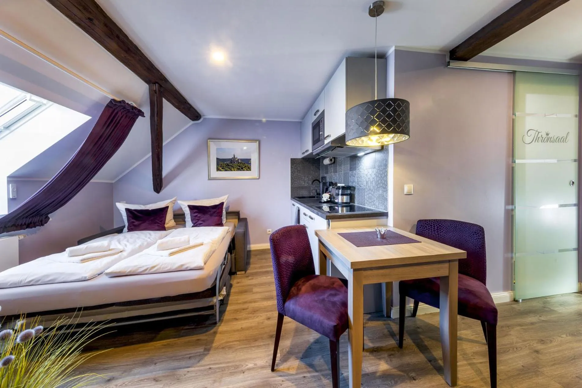 Bed in Apartmenthaus Burgenheimat in Rhens bei Koblenz