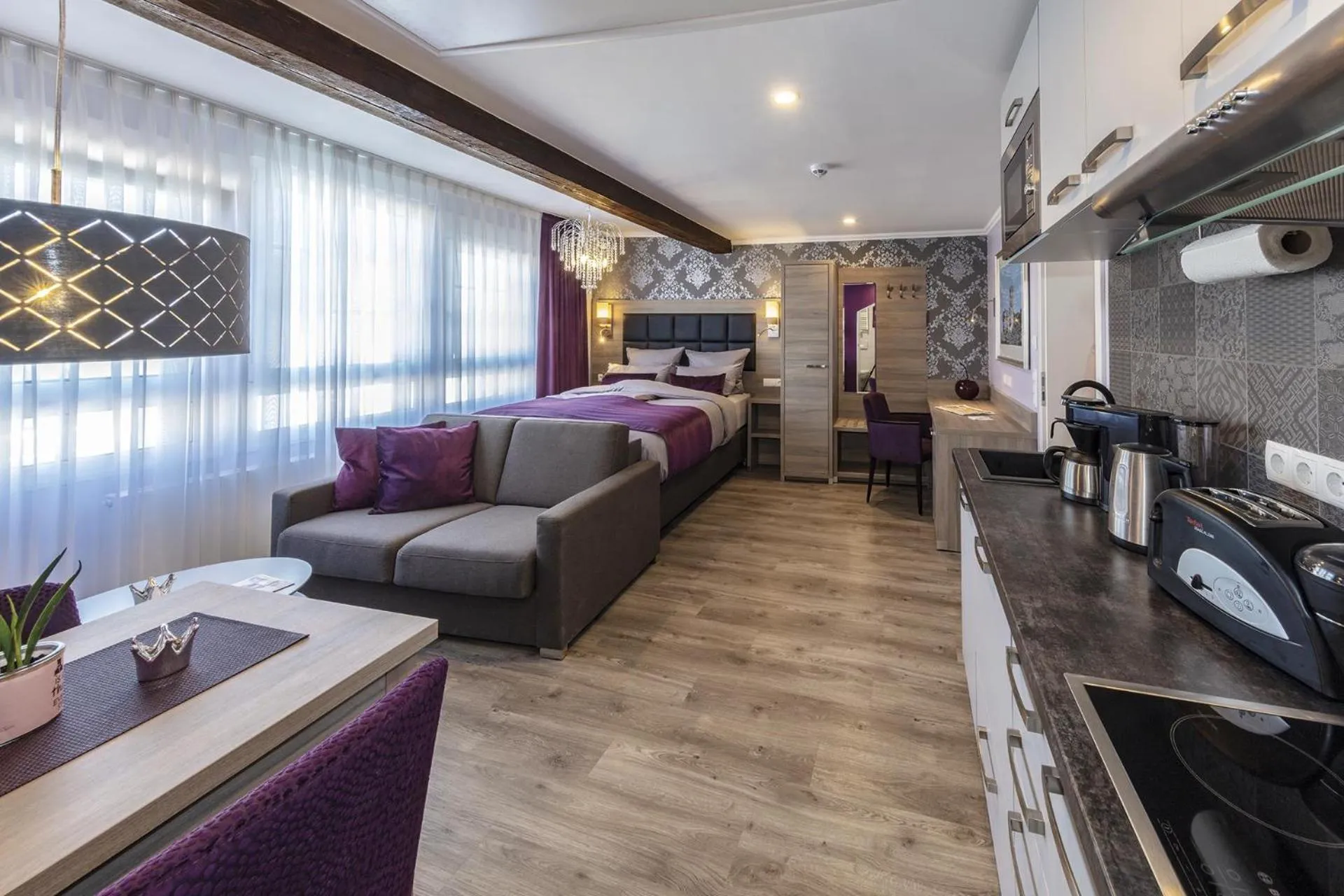 Kitchen or kitchenette, Bed in Apartmenthaus Burgenheimat in Rhens bei Koblenz